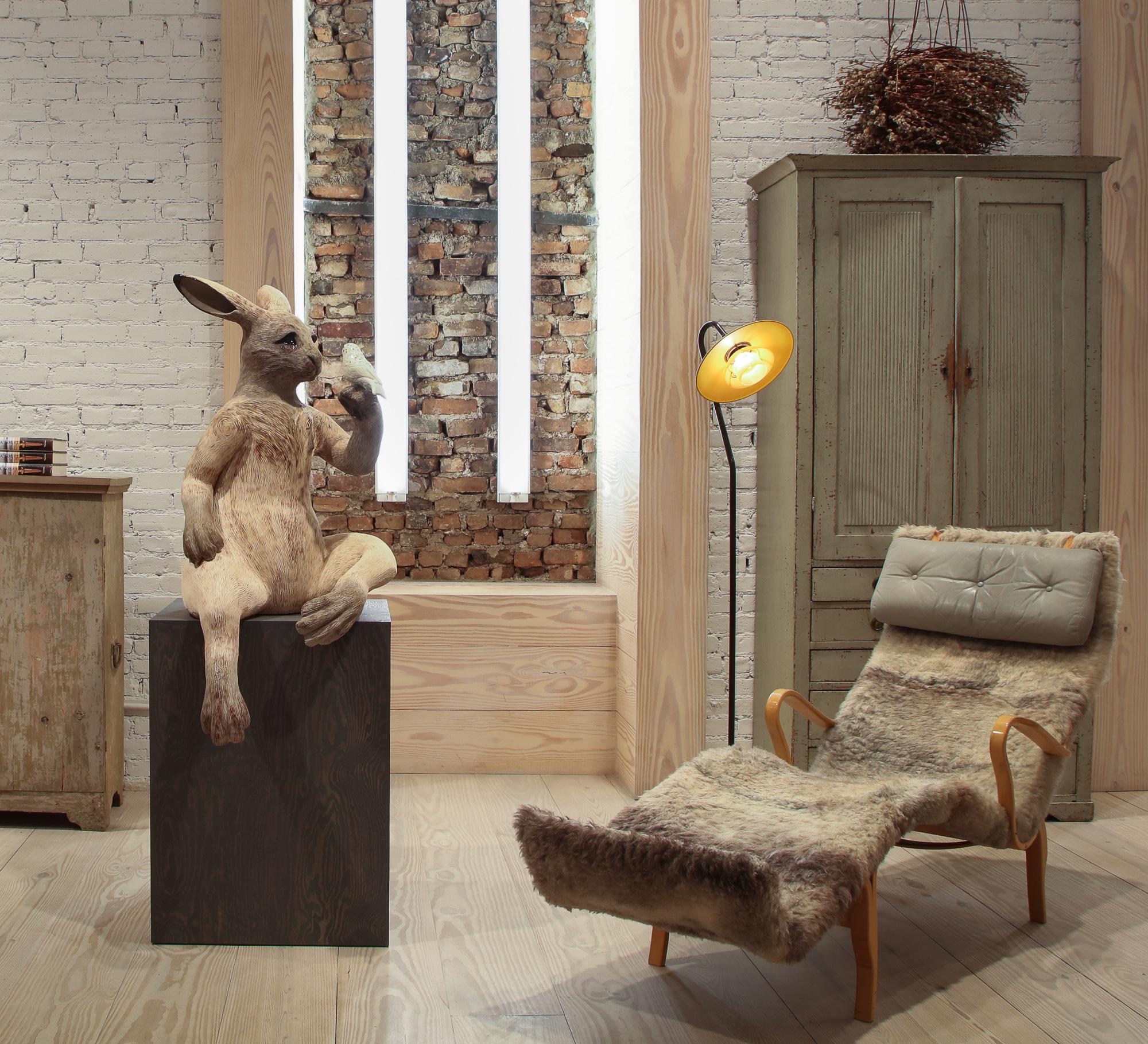 A collection of works by Swedish ceramic artist Margit Brundin, of human-scale hares created for this exhibition, A Place Behind the Oak Tree, transforms Dienst + Dotter Antikviteter. Installed amongst the gallery’s renowned collection and antiques