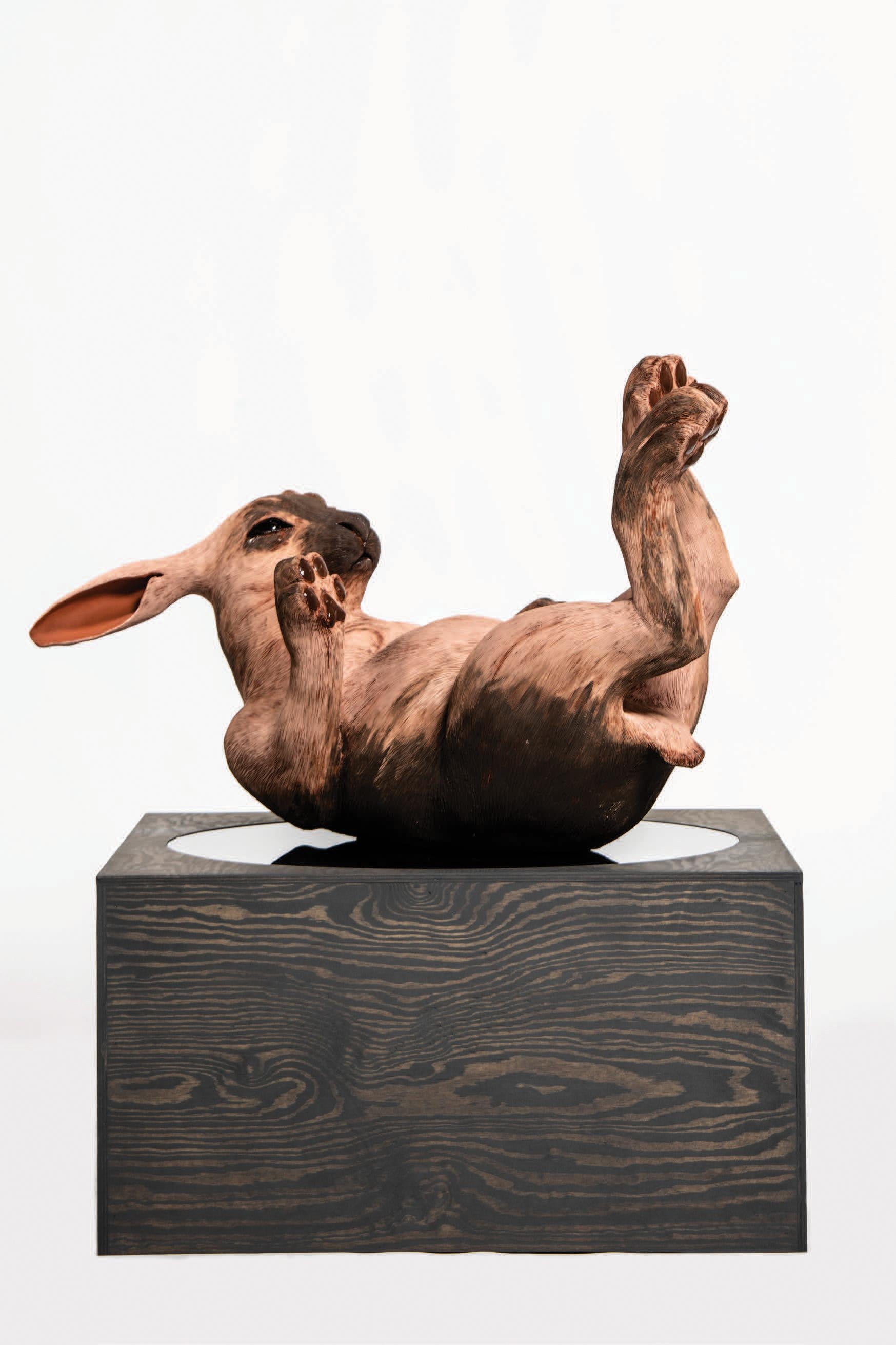 Margit Brundin Figurative Sculpture - Strömma ner på Rygg