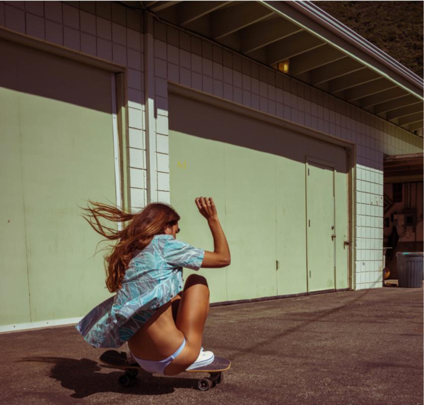 Color Photograph de Nico Guilis - Louise Low
