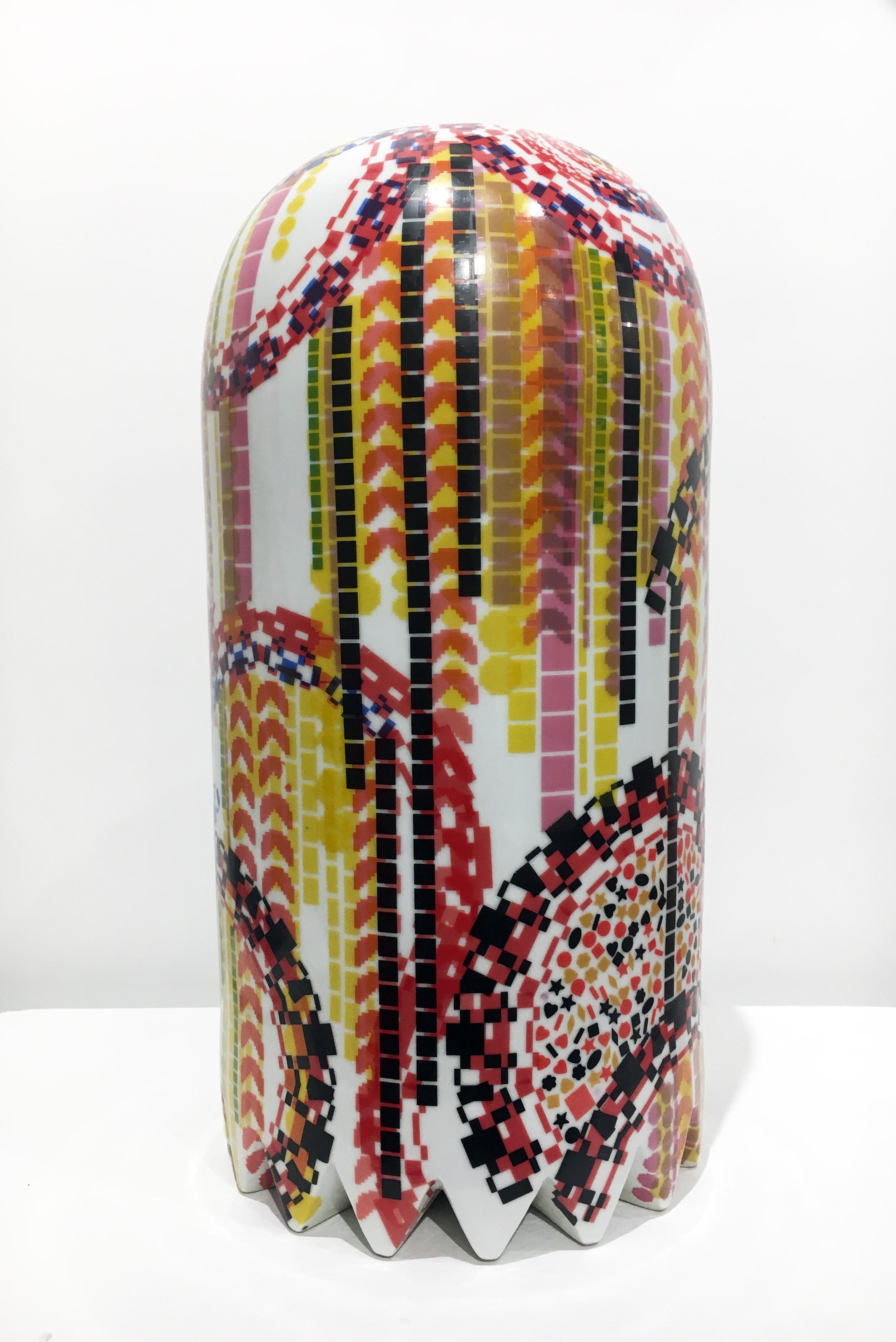 Zeitgenössische Keramik-Skulptur mit buntem Deko-Muster, Porzellan mit Glasur im Angebot 1