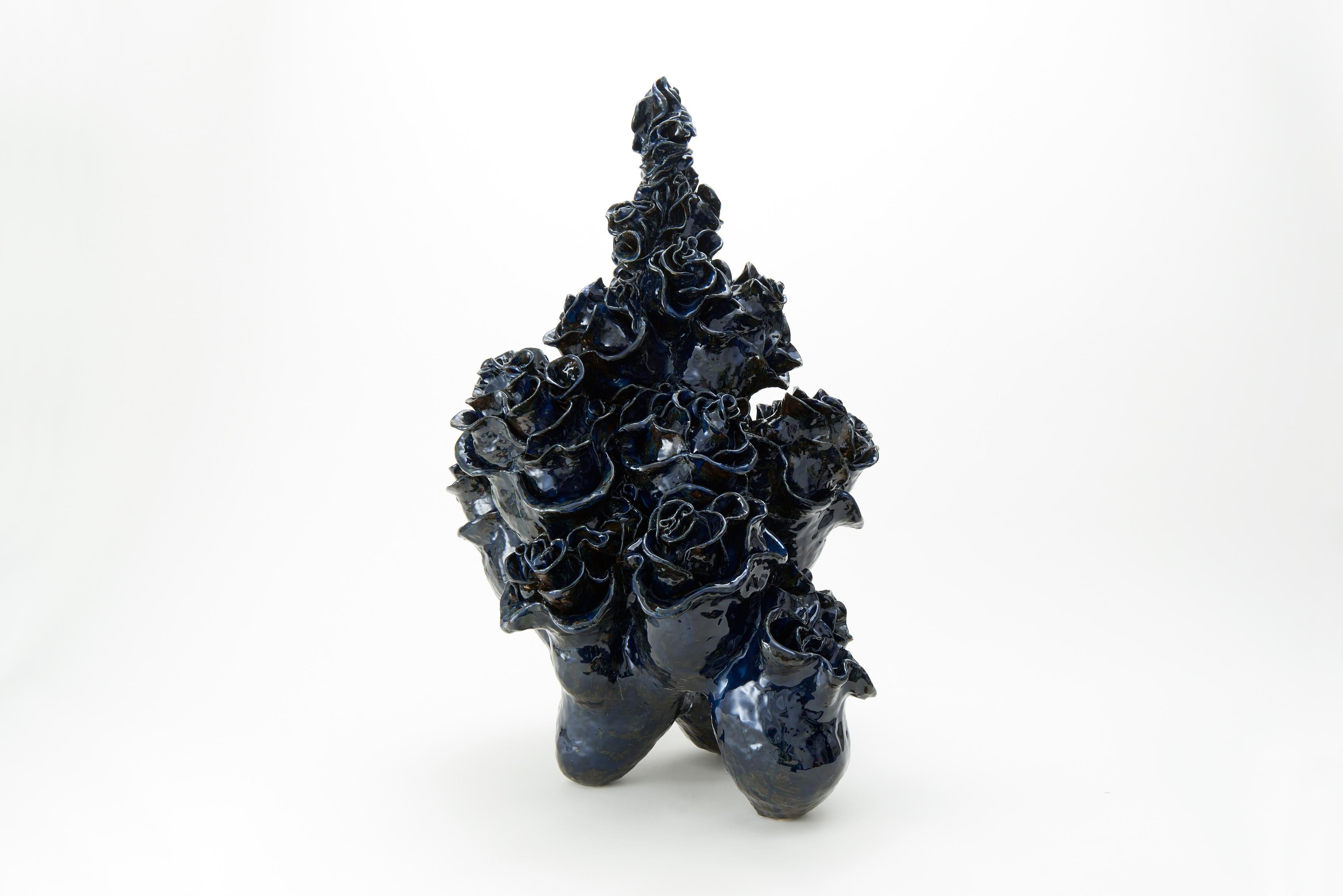„Mutterblatt“, abstrakte Keramikskulptur mit dynamischer Komposition, Glasur (Zeitgenössisch), Sculpture, von Aya Mori