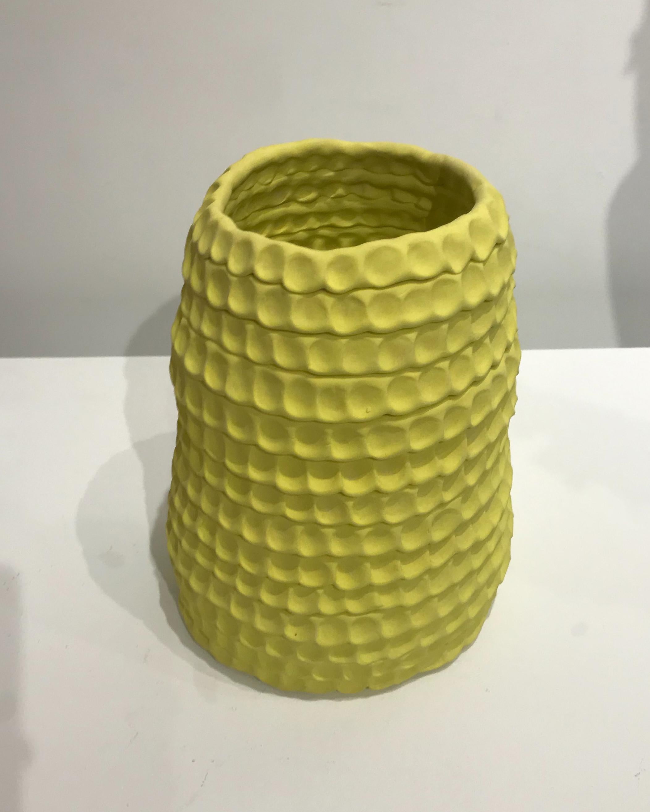 « Médium Yellow Hive », contemporain, céramique, sculpture, design, grès, glaçure - Contemporain Art par Bean Finneran