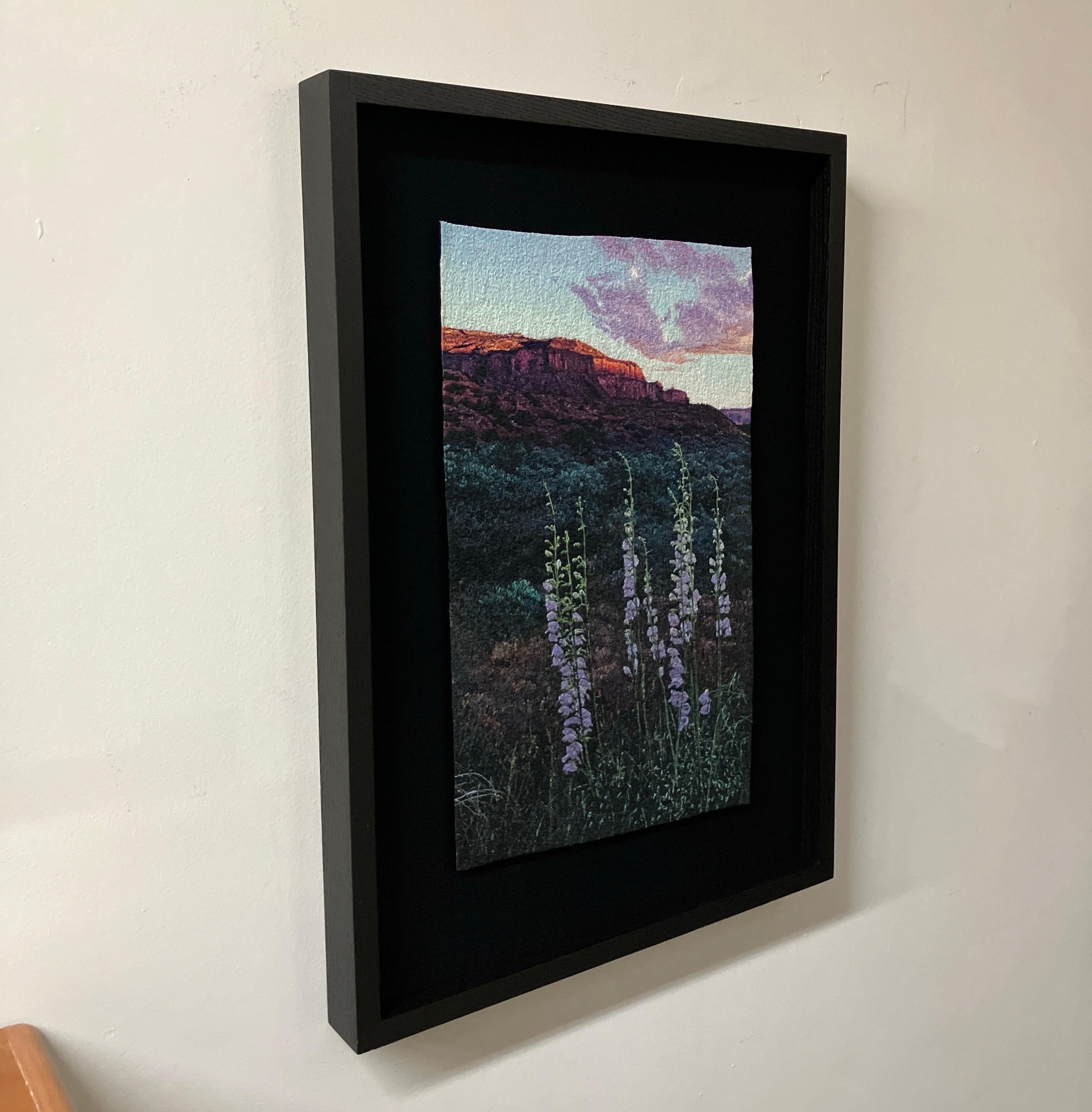 Fotorealistische Landschaftsstickerei, Blumen, Nature, gerahmt, Sonnenaufgang Penstemons (Zeitgenössisch), Painting, von Carol Shinn