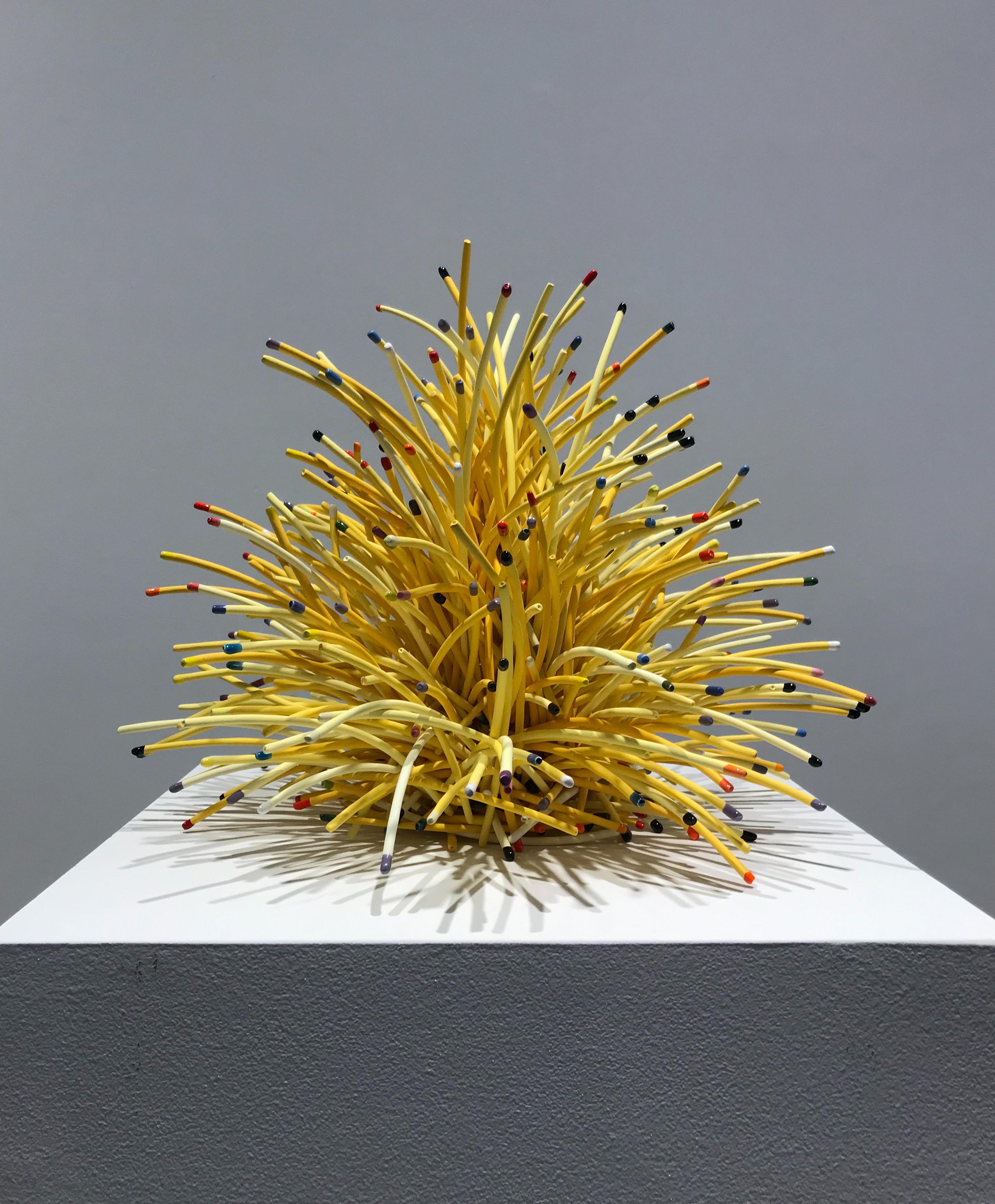 « Yellow Mound », contemporain, céramique, sculpture, porcelaine, assemblage, jaune - Sculpture de Bean Finneran