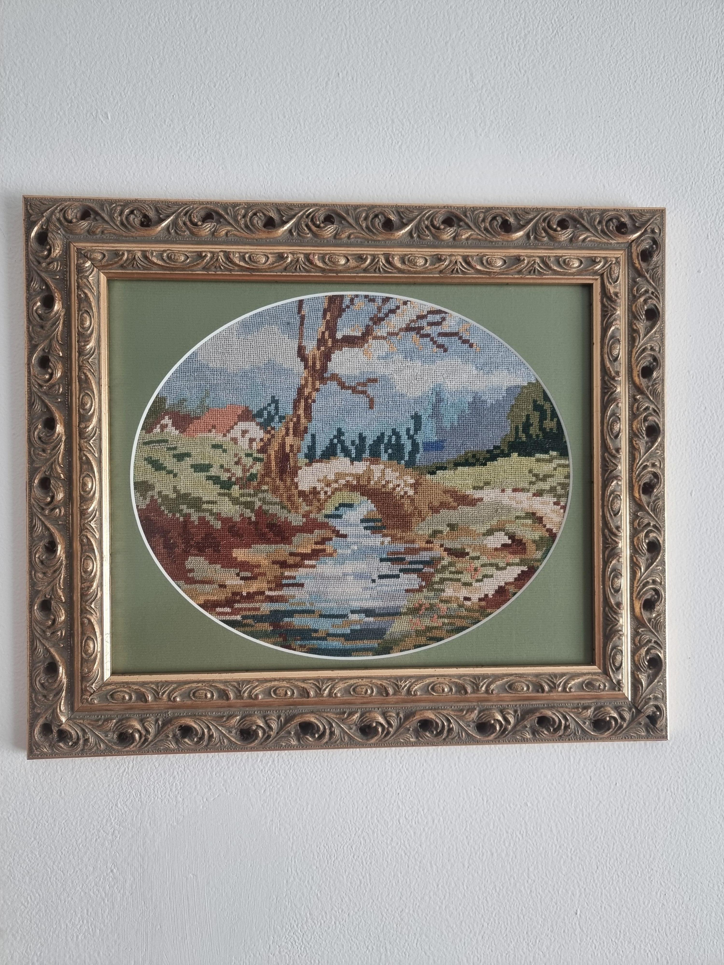 Sommerlandschaft – Wiehler Handgefertigter Gobelin-Wandteppich in Grün, Rot, Beige, Weiß und Rosa (Romantik), Art, von Vera Petrova - Sapundjieva