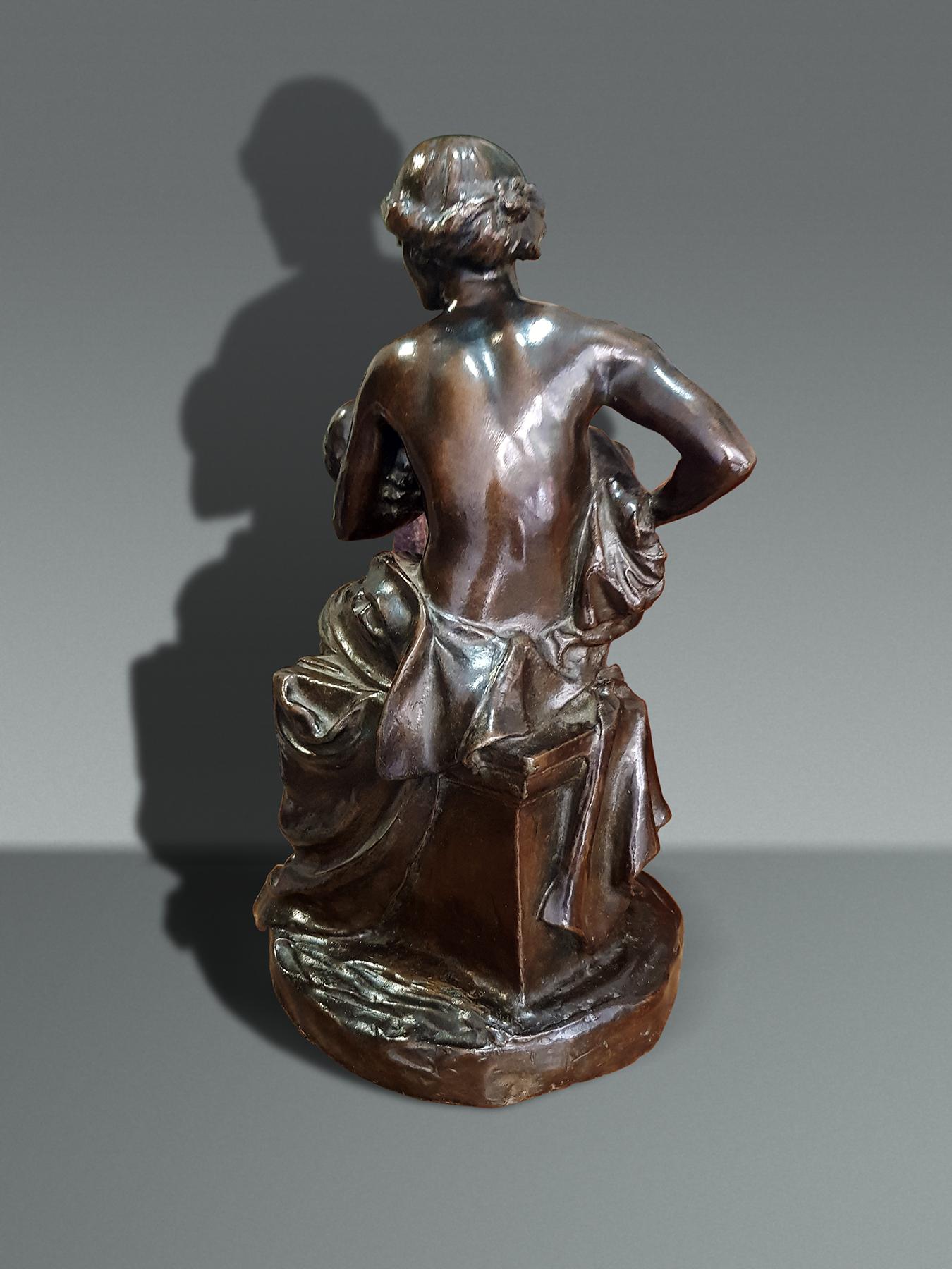 Die Mutter – Britische alte Bronzeskulptur mit dunkelbrauner Patina, Albert Toft Original im Angebot 1