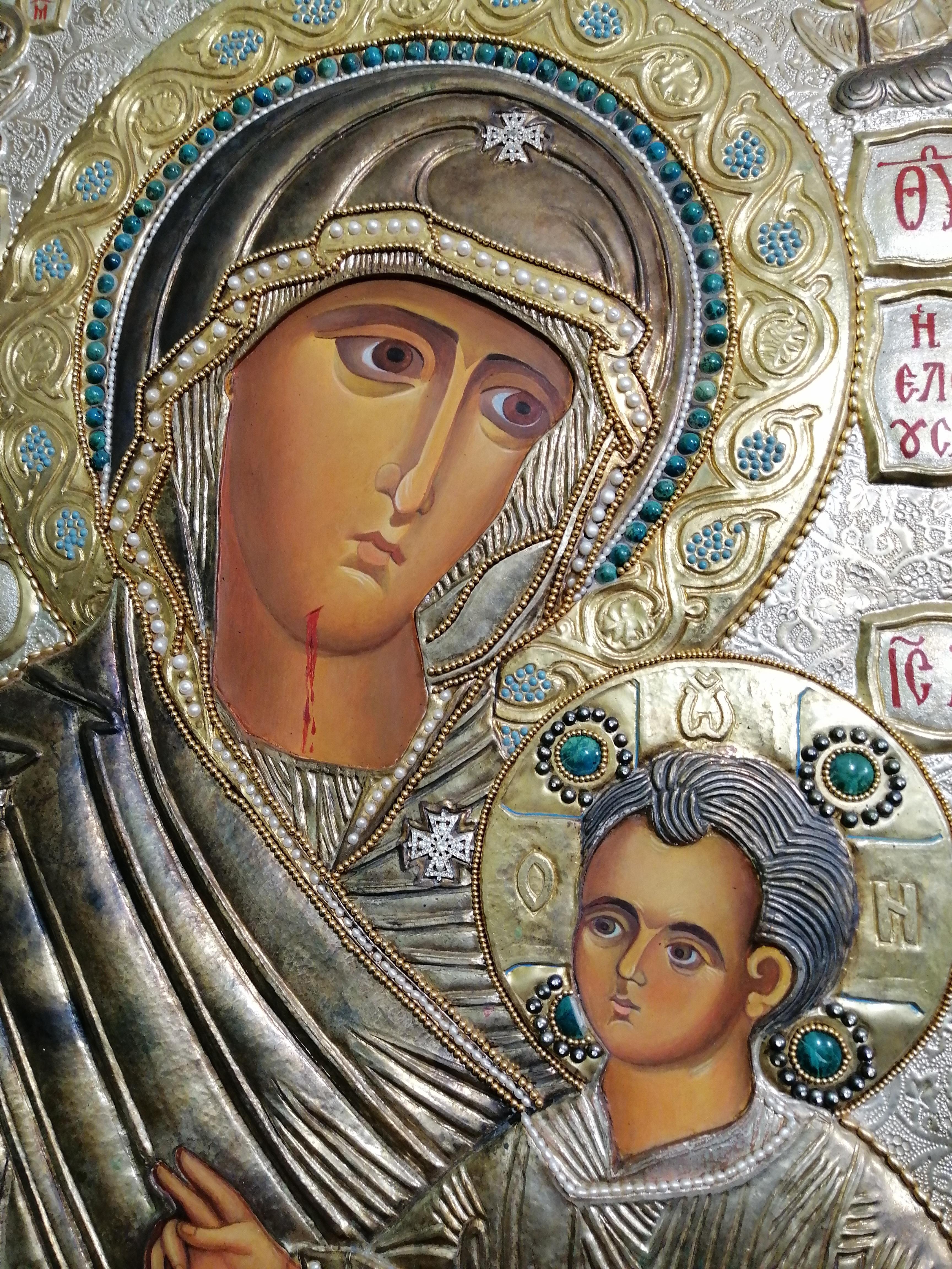 Icon de la Mère de Dieu d'Iveron - Pierres en cuivre plaquées et dorées en vente 3