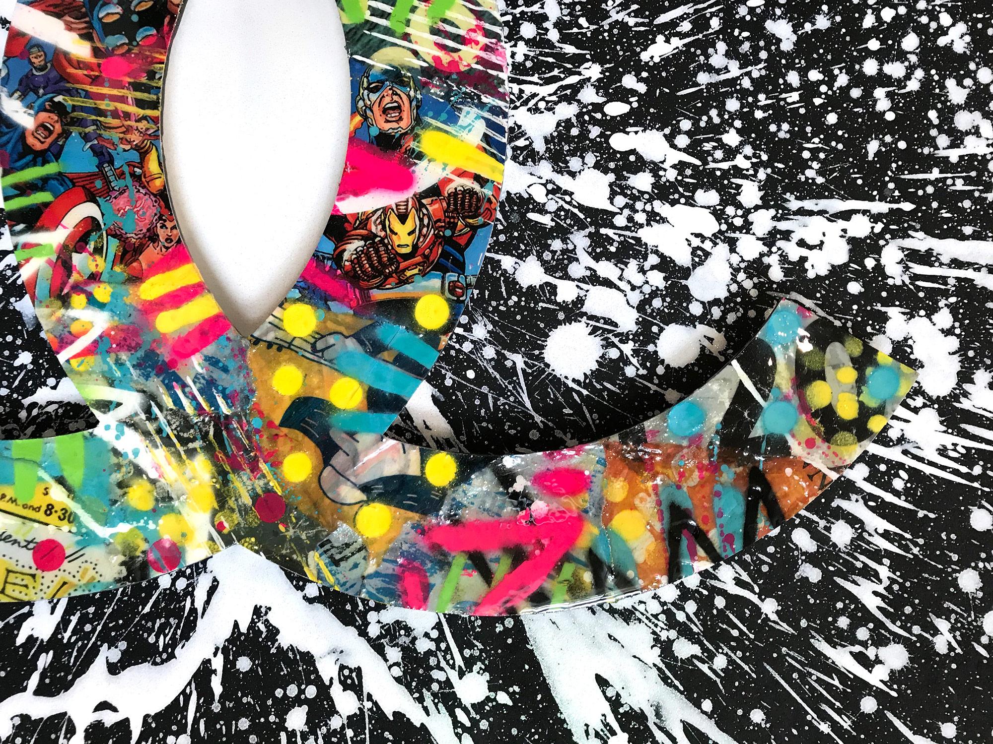 Dieses Stück zeigt ein abstraktes Chanel-Logo mit Farbausbrüchen und Pop-Art-Design.  Mit schönen ausdrucksstarken Kompositionen von Comics mit Sprühfarbe und Harz auf dem Chanel-Logo gemischt, stellt der Künstler dann Helligkeit mit einem