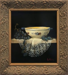 "Quimper Bowl & Black Grapes" Nature morte réaliste, peinture à l'huile sur panneau de bois