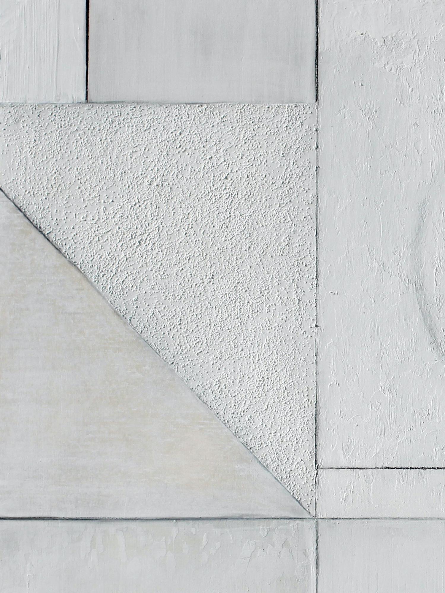 Cette pièce représente une composition abstraite avec l'utilisation de médias mixtes et de motifs audacieux produisant une œuvre visuellement texturée et riche en couches, alors qu'Owen crée une composition géométrique complexe et minimaliste. Même