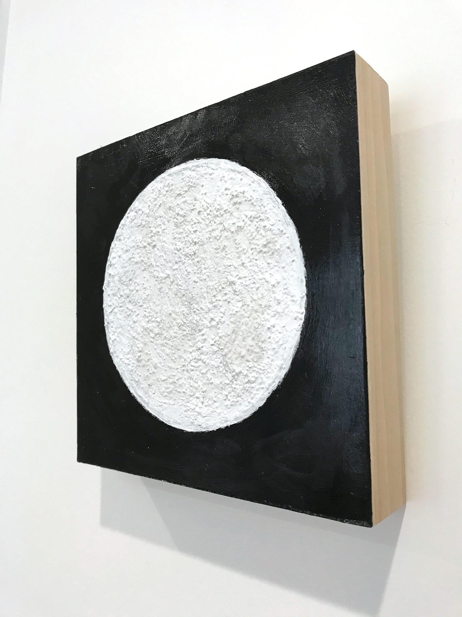 Composition abstraite en couches de médias mixtes sur panneau de bouleau baltique « Elements 3074 » - Gris Abstract Painting par Christie Owen