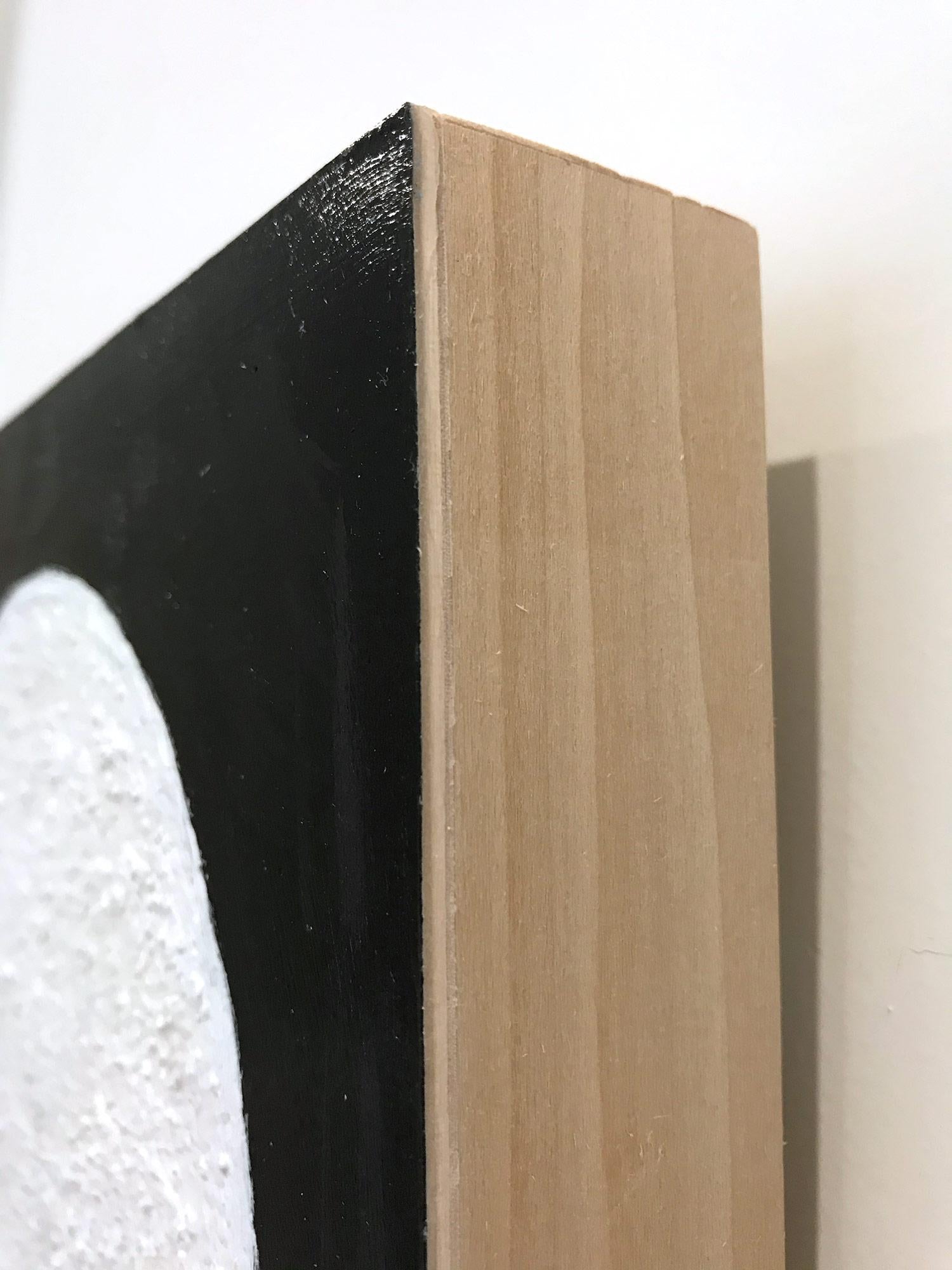 Questo pezzo di Owen rappresenta una composizione astratta con l'uso di tecniche miste e modelli audaci che producono un lavoro visivamente strutturato e ricco di strati e fa parte della serie 