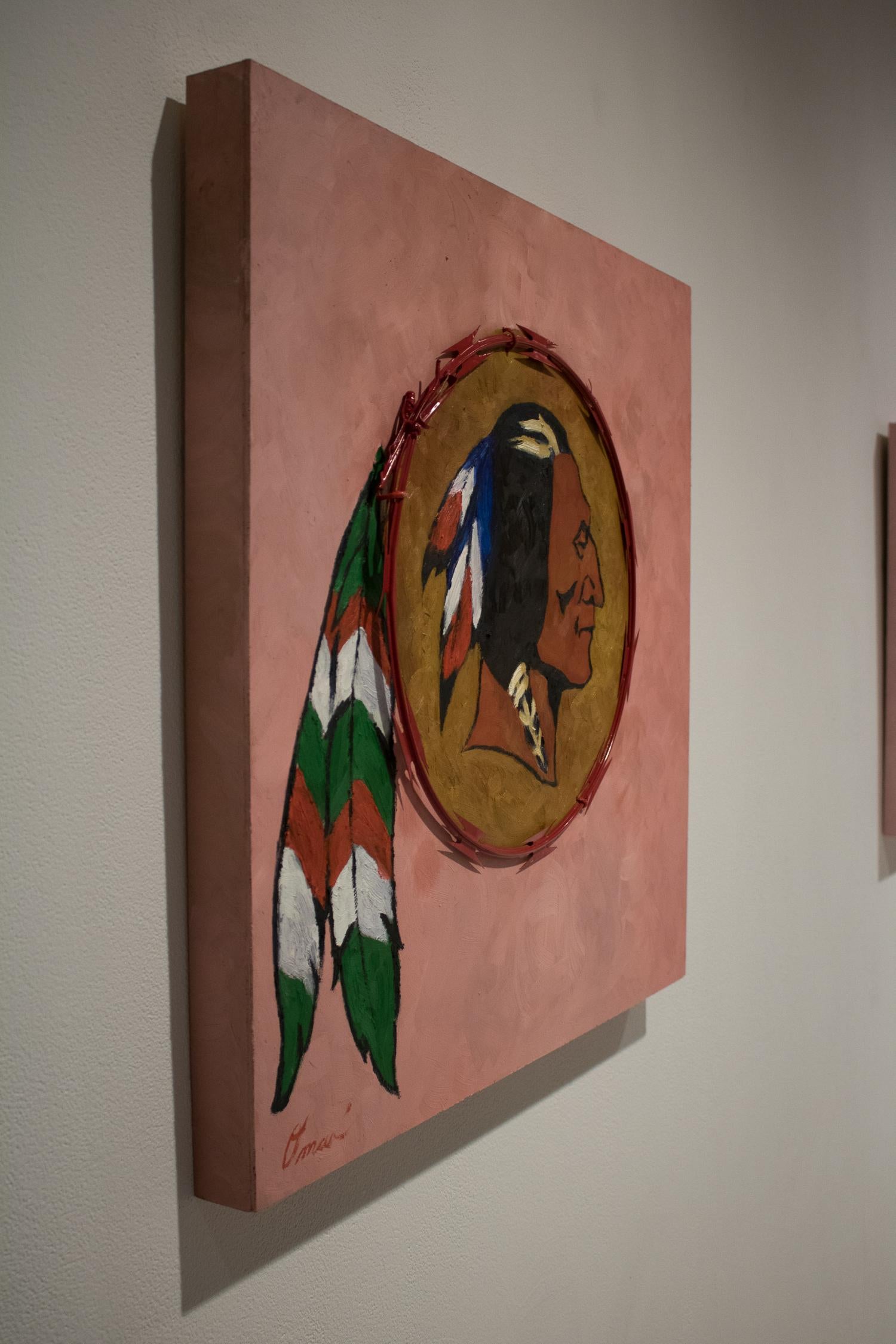 REDSKIN - peinture politique contemporaine, rose, fil de rasoir rouge, chef autochtones en vente 3