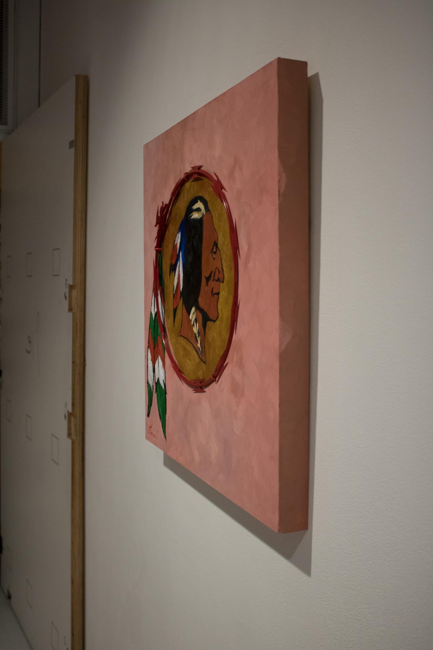 REDSKIN – zeitgenössisches politisches Gemälde, rosa, roter Kammdraht, einheimischer Häuptling im Angebot 4