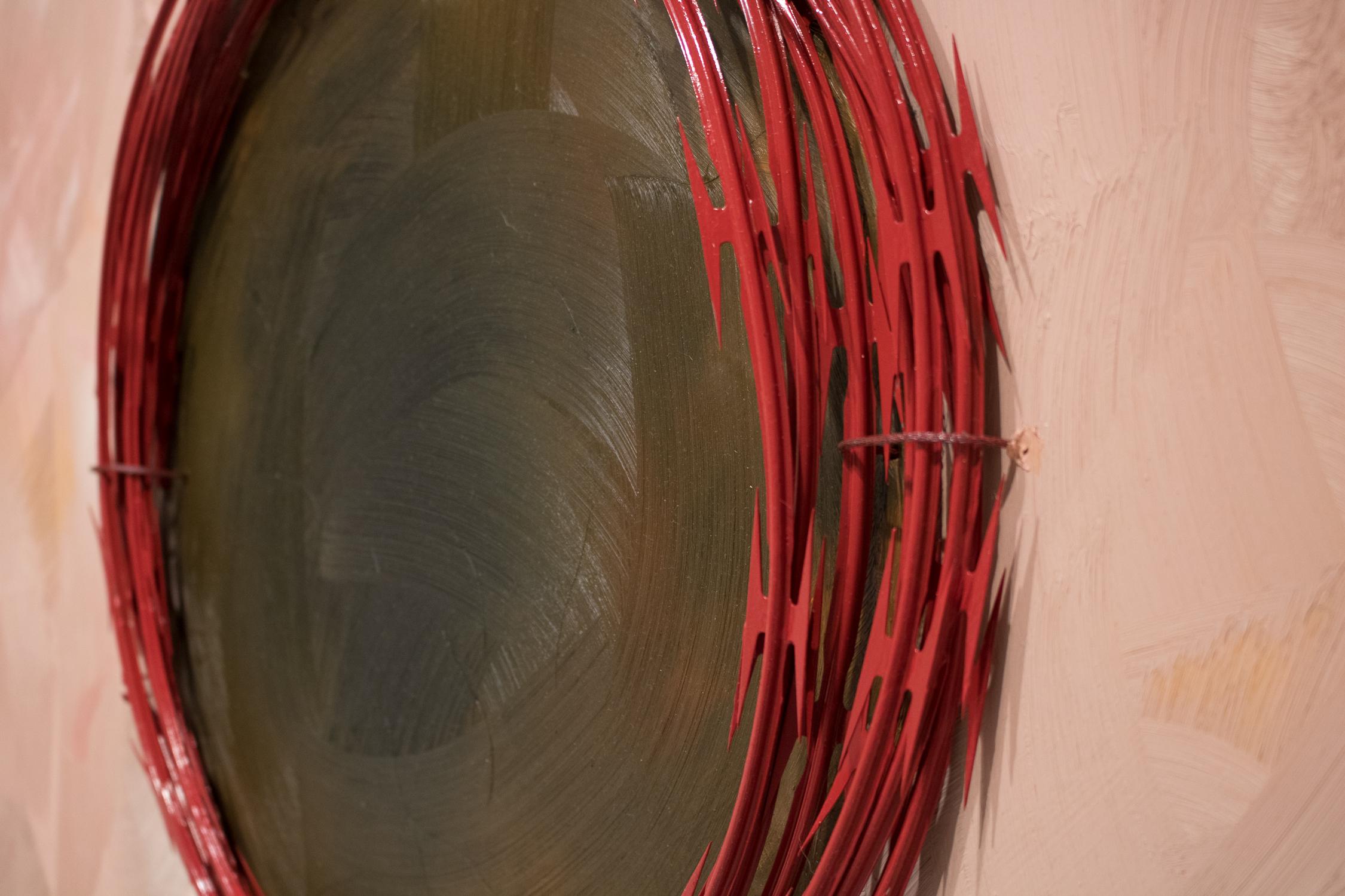 LÍNEA ROJA - Político, rosa, marrón, óleo e hilo de afeitar sobre madera - Serie Línea Roja en venta 6