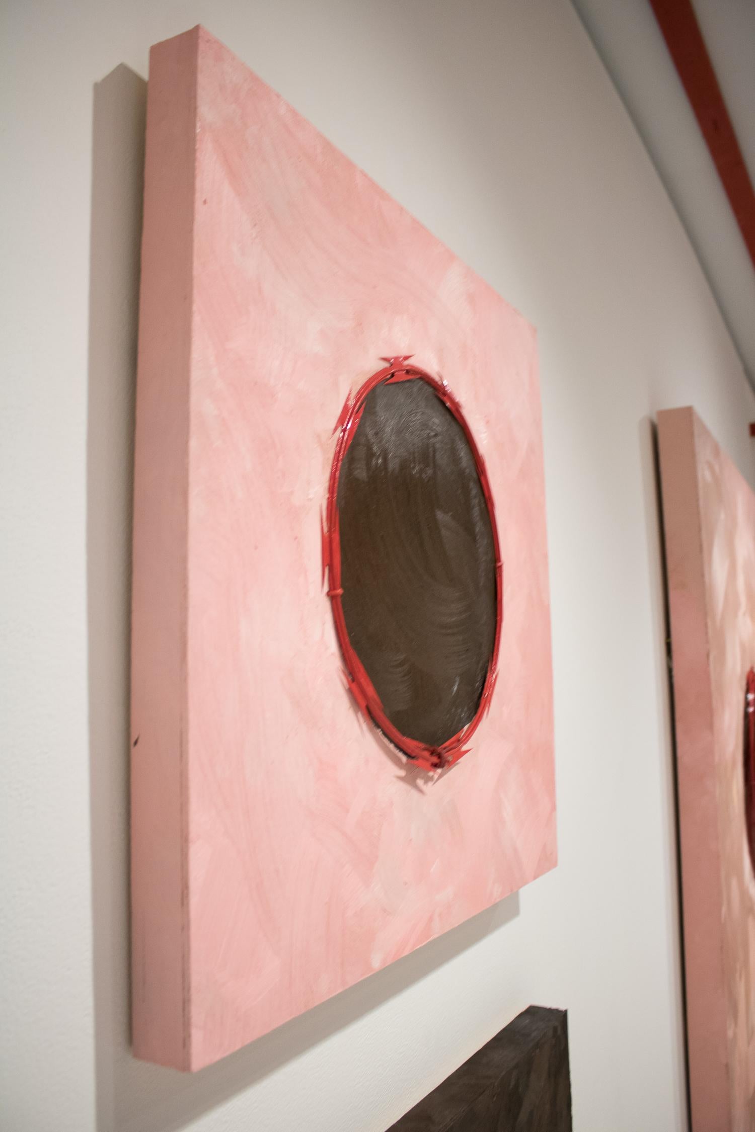 Red Line n° 2 - Peinture politique abstraite, huile et fil de fer rasoir sur bois - rose en vente 2