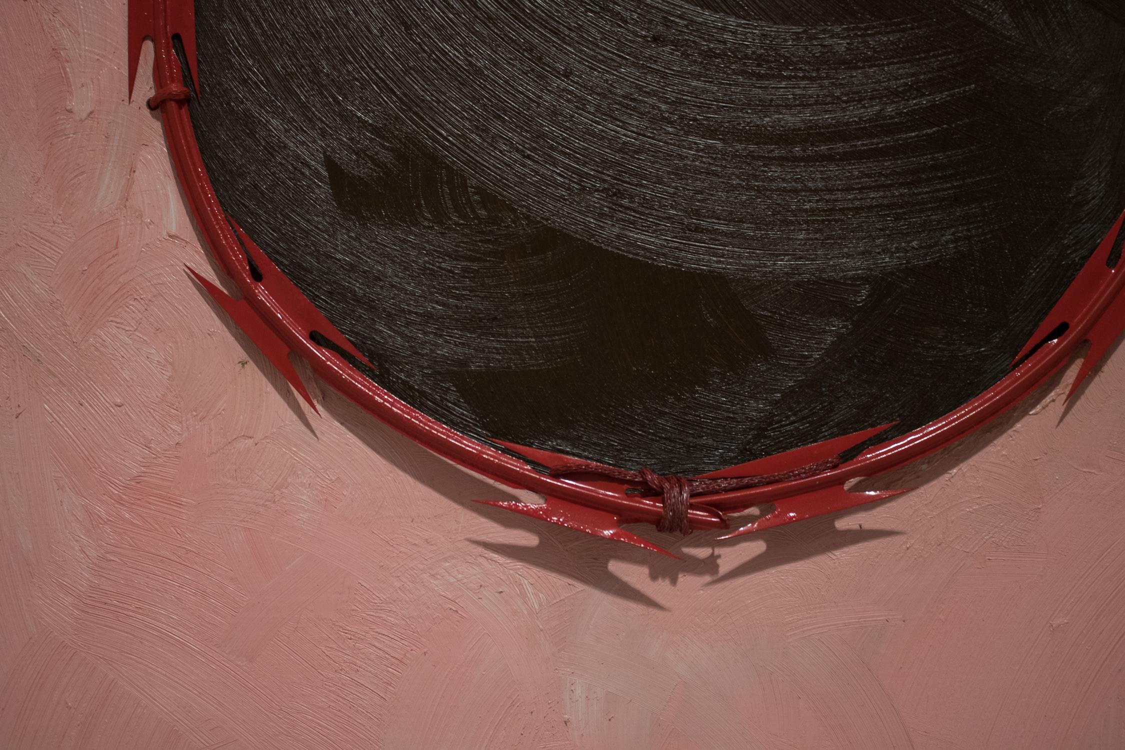 « RED LINE n° 2 », peinture politique abstraite, huile et fil de rasoir sur bois rose en vente 4