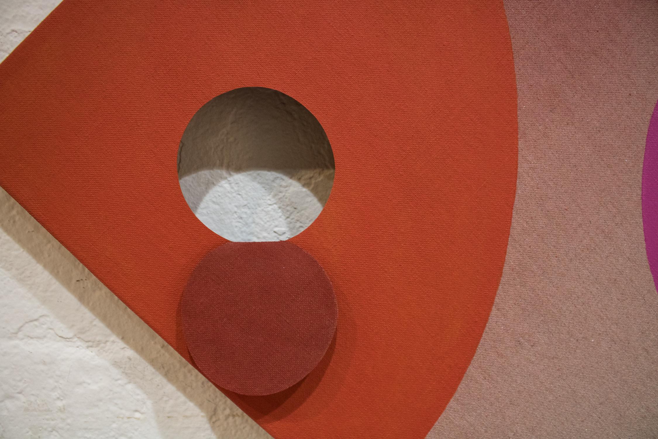 PINTURA ESCULTURAL INTEGRADA -Oleo y acrílico abstractos sobre lino, rosa, naranja, tostado - Abstract Painting Beige de Linda King Ferguson