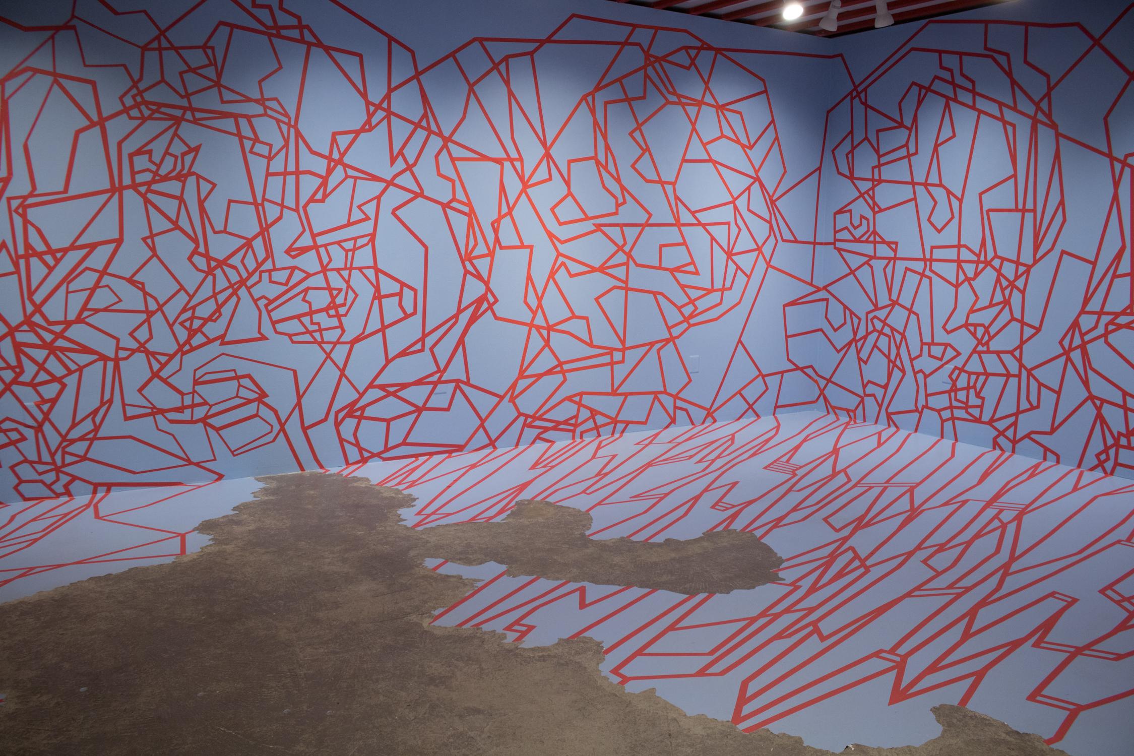 Dustin Hedrick Wandteppich Installation - Blaue Farbe & rotes Klebeband - 