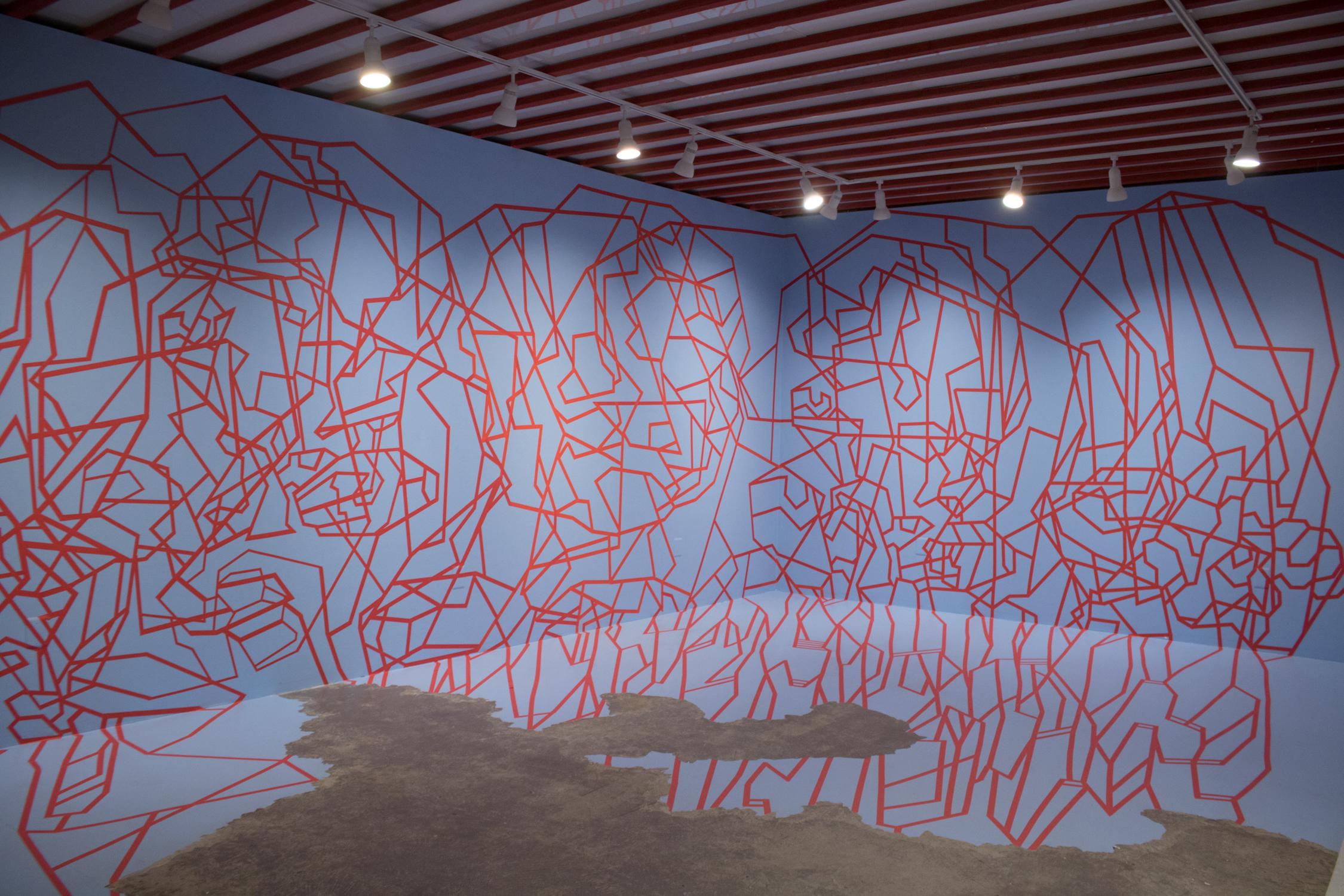 Dustin Hedrick Wandteppich Installation - Blaue Farbe & rotes Klebeband - 