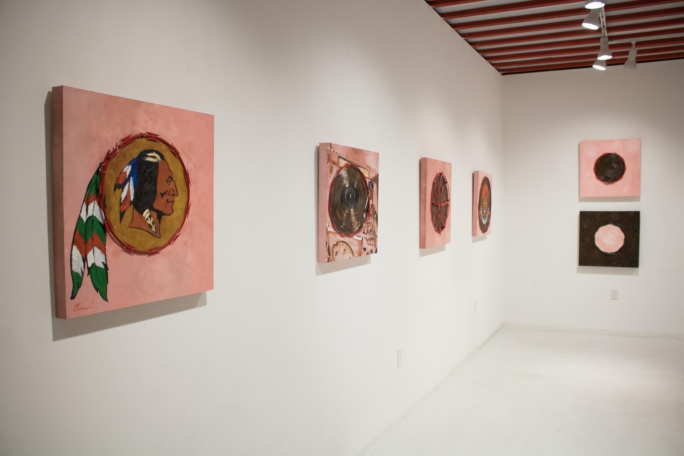 REDSKIN – zeitgenössisches politisches Gemälde, rosa, roter Kammdraht, einheimischer Häuptling im Angebot 7