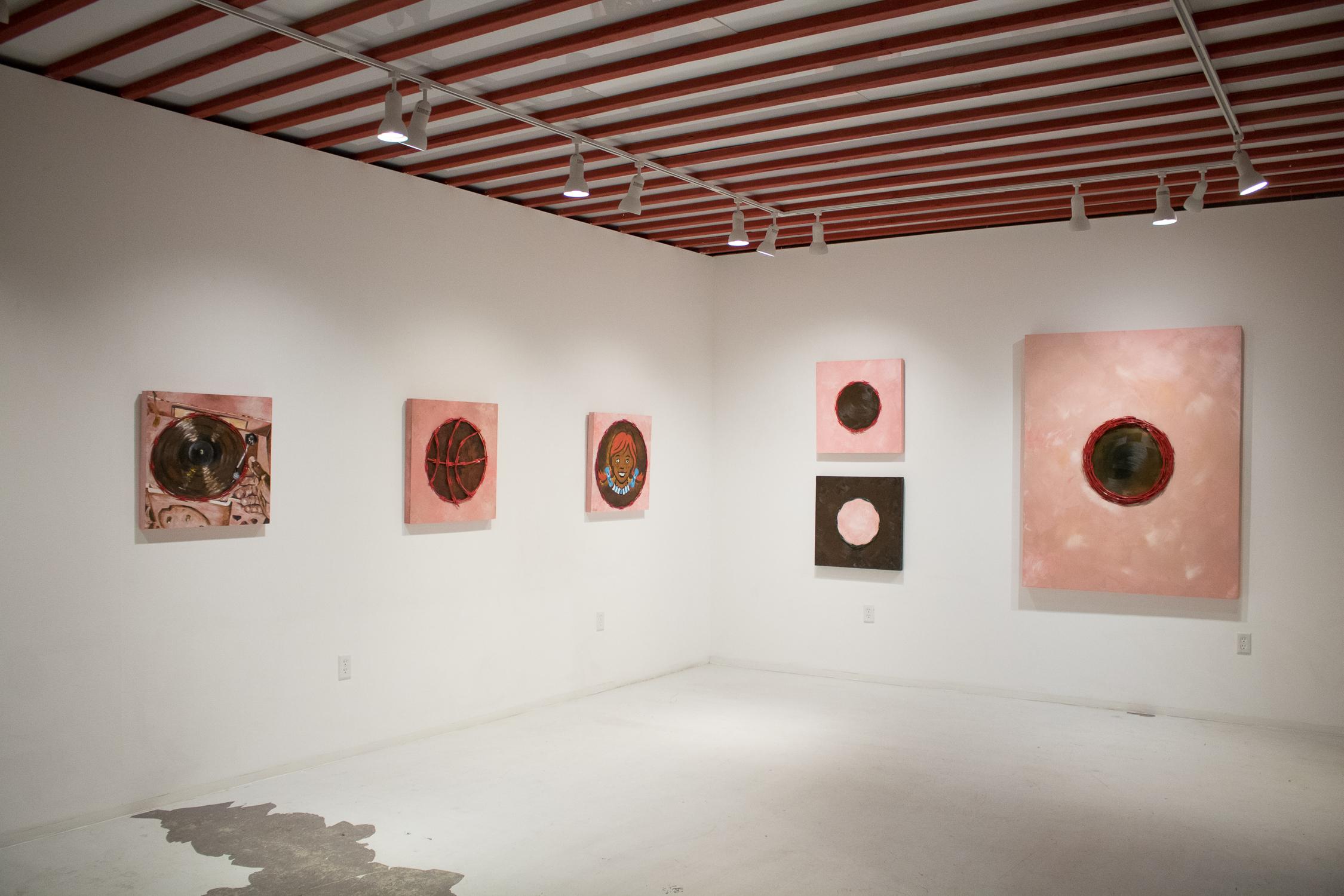 Rot Red Line Nr. 2 - Abstraktes politisches Gemälde, Öl und Rasierdraht auf Holz – rosa im Angebot 6