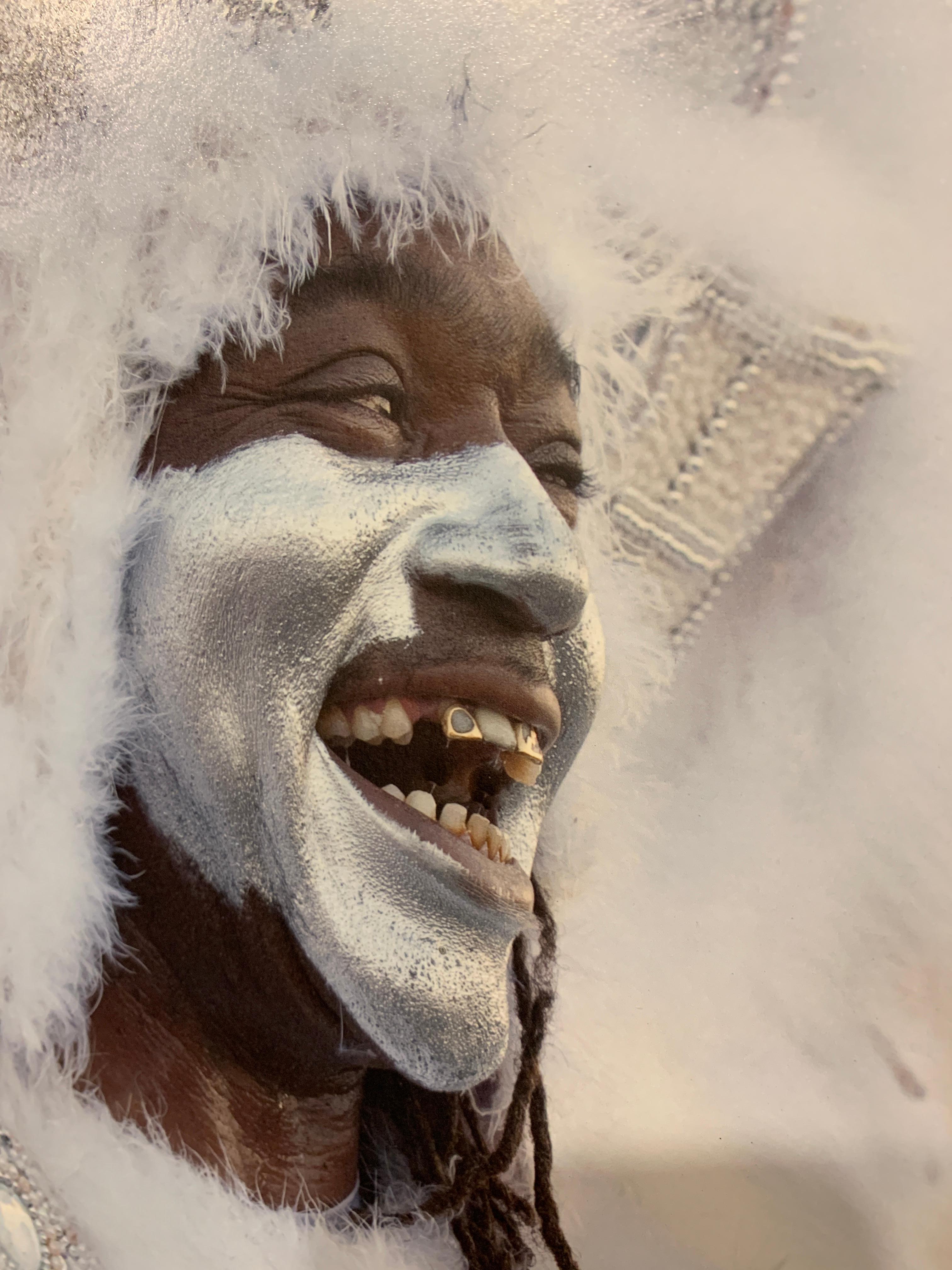 SMILING MAN, MARDI GRAS - Porträtfotografie, New Orleans, signiert Limitierte Auflage im Angebot 3