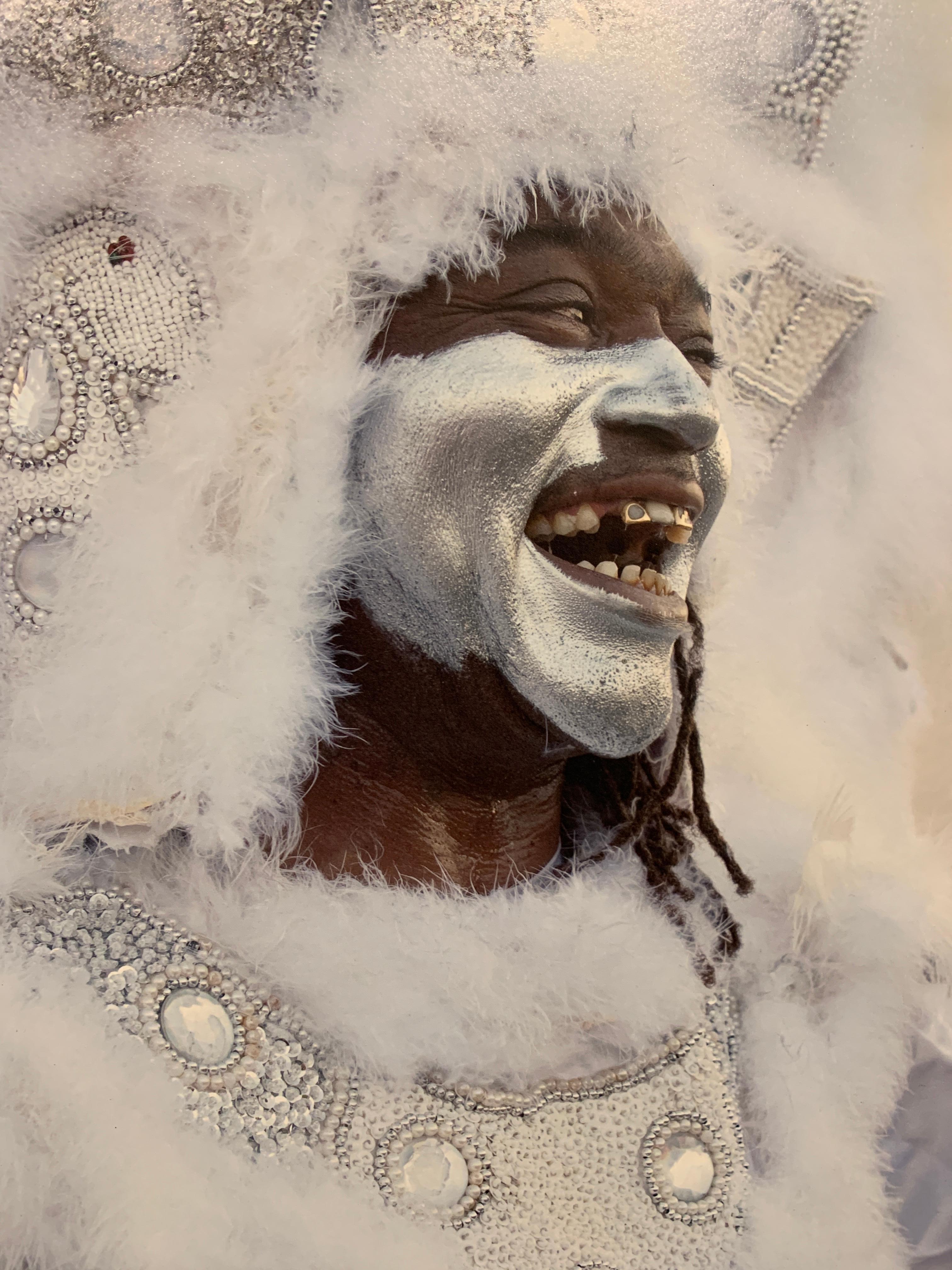SMILING MAN, MARDI GRAS - Porträtfotografie, New Orleans, signiert Limitierte Auflage im Angebot 4