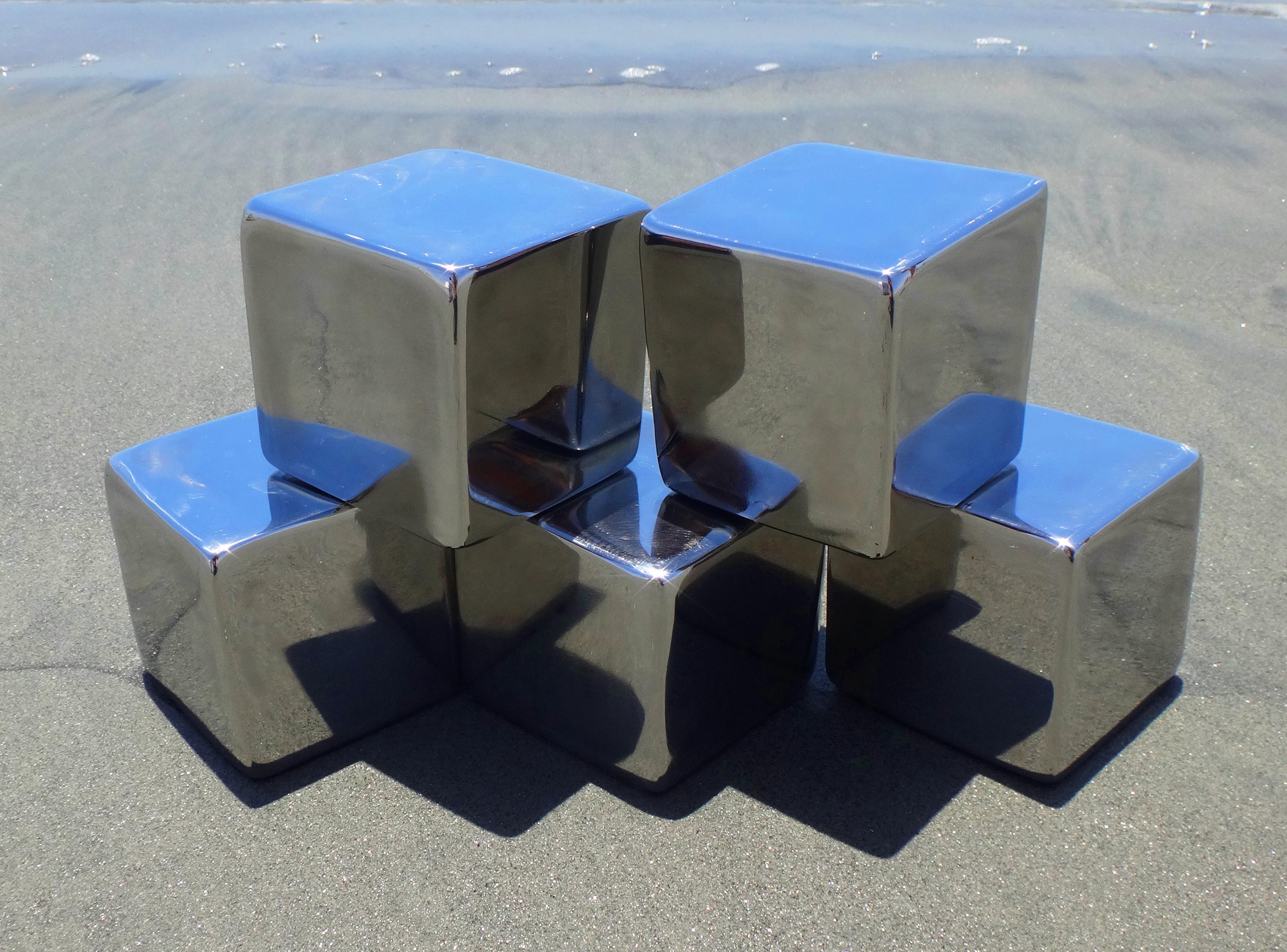 FORMLESS - Sculpture en acier, cube, réflectrice en vente 1