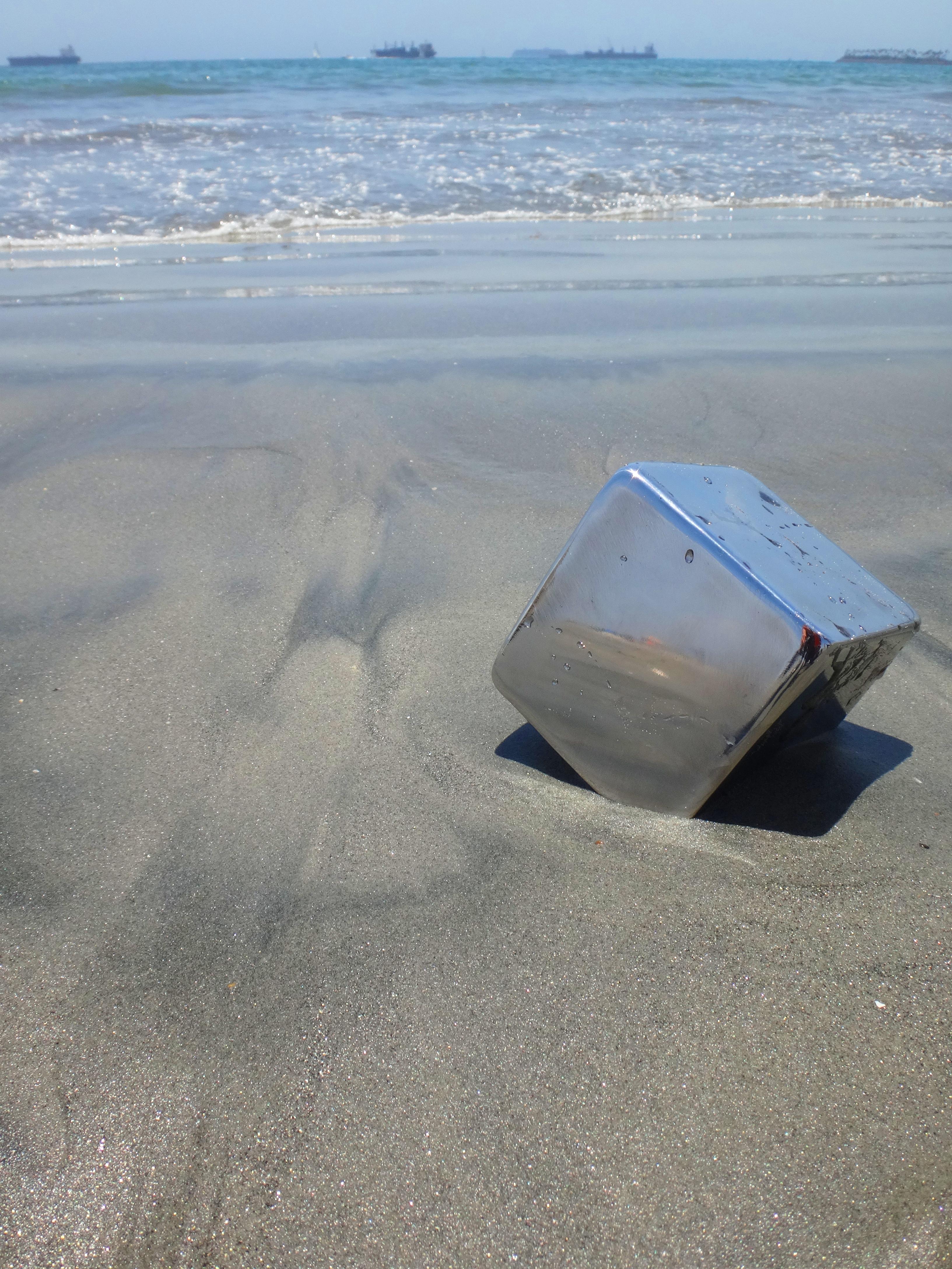 FORMLESS - Sculpture en acier, cube, réflectrice en vente 2