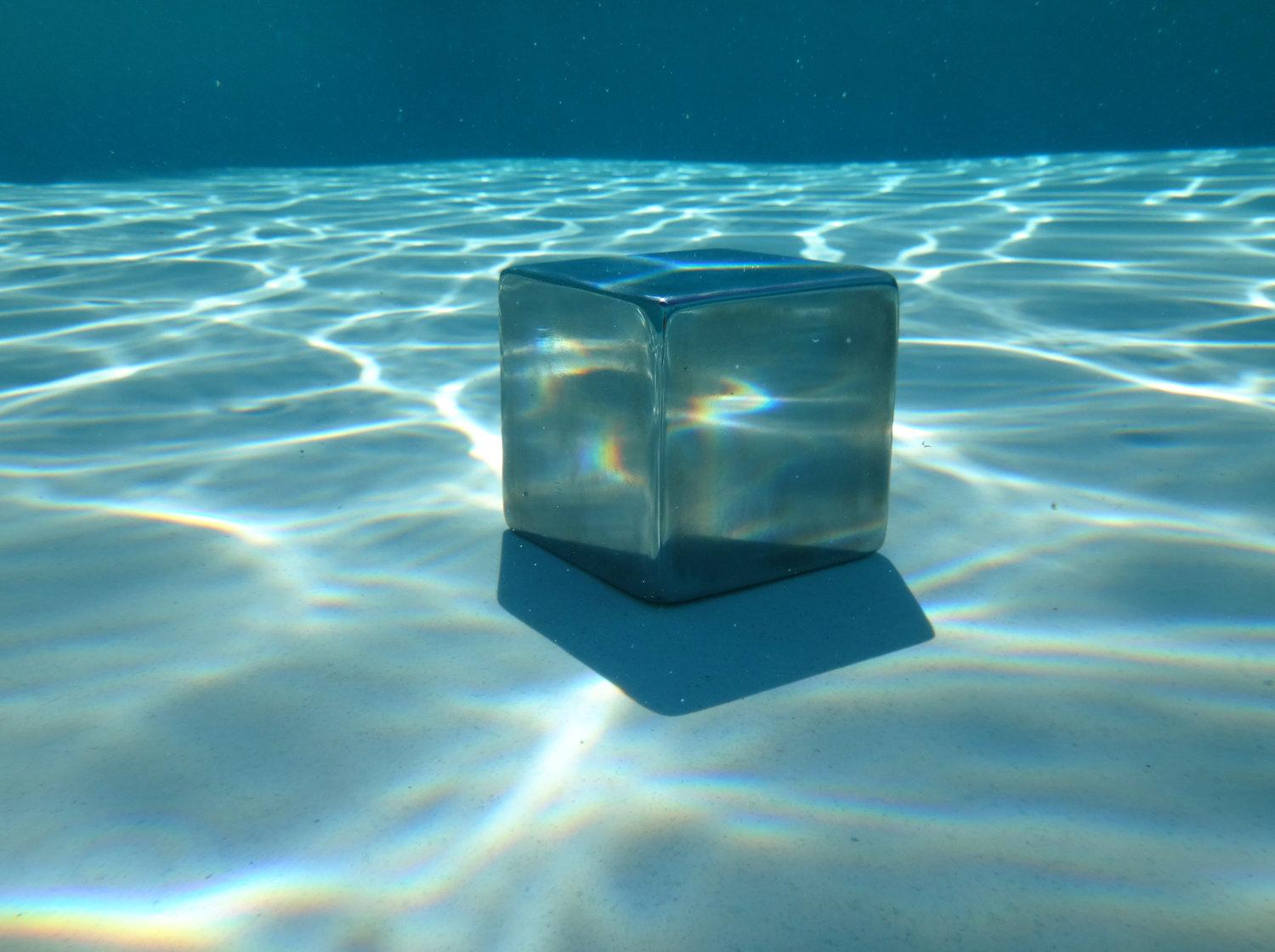 FORMLESS - Sculpture en acier, cube, réflectrice en vente 4
