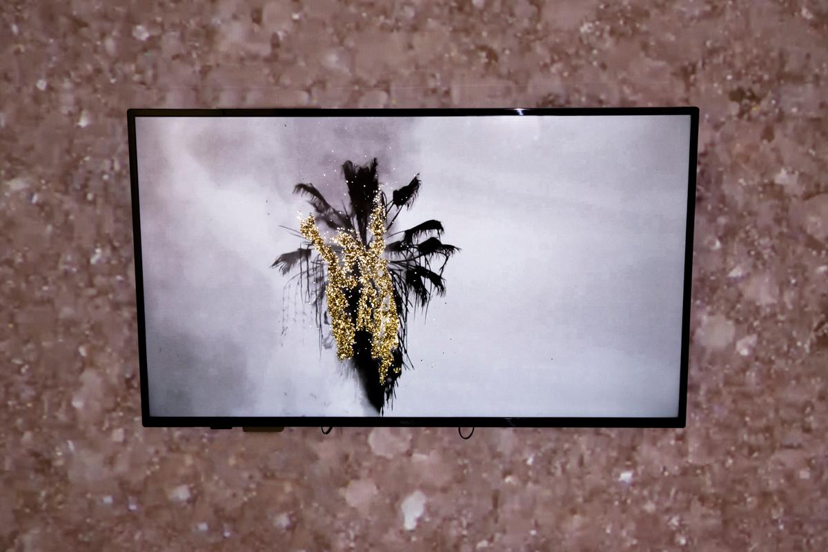 GOLD RUSH - 1. Auflage Video, Schwarzer und weißer Palmenbaum, Goldglitzer (Zeitgenössisch), Art, von McLean Fahnestock