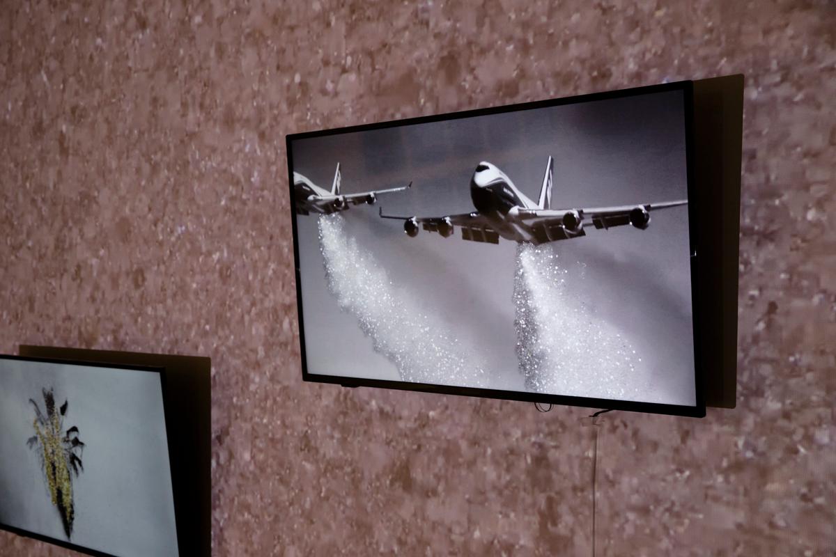 Dieses Video ist ein Originalkunstwerk von McLean Fahnestock. Es zeigt zwei Flugzeuge auf Schwarz-Weiß-Film, die Wasser abwerfen, um Waldbrände zu löschen. In dieser Animation hat der Künstler das 