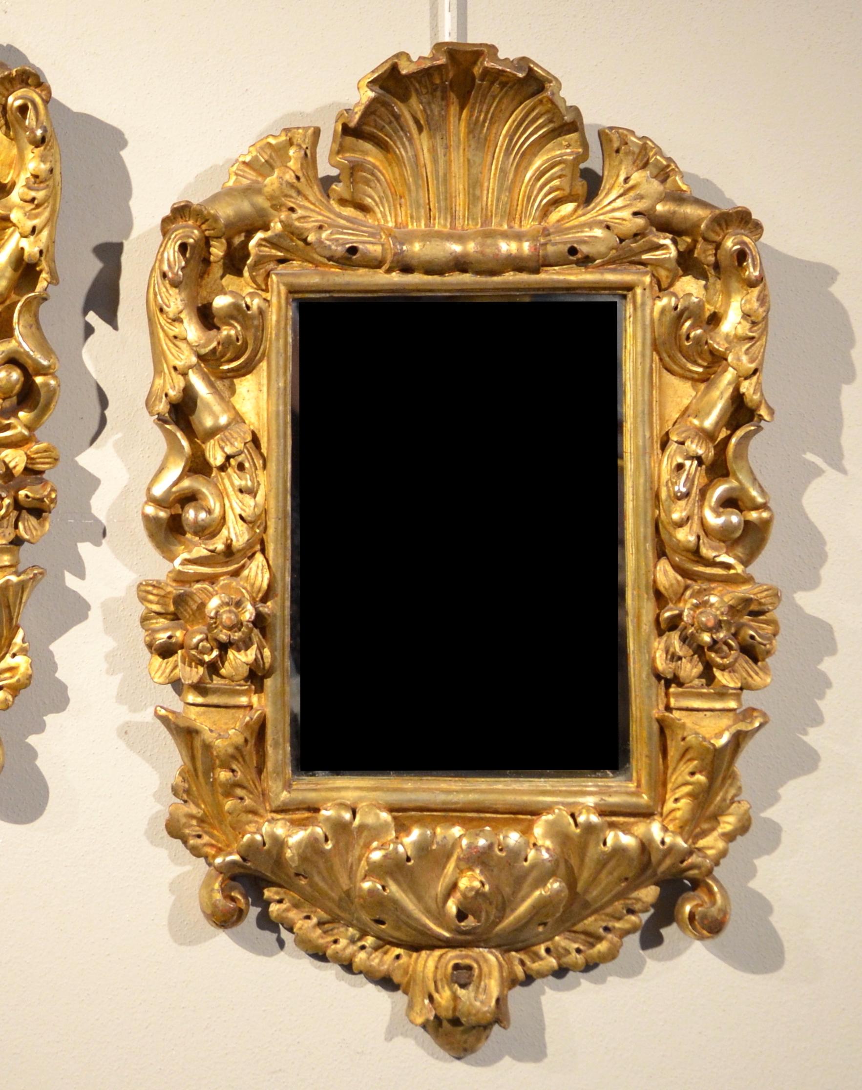Magnificent pair of mirrors
Italy, Genoa
Second half 700

Carved and gilded wood
Antique mirrors in silver mercury glass
Dimensions: cm. 73 x 46.5

Pair of mirrors of Ligurian manufacture, Genoese in particular, in richly carved and gilded wood,