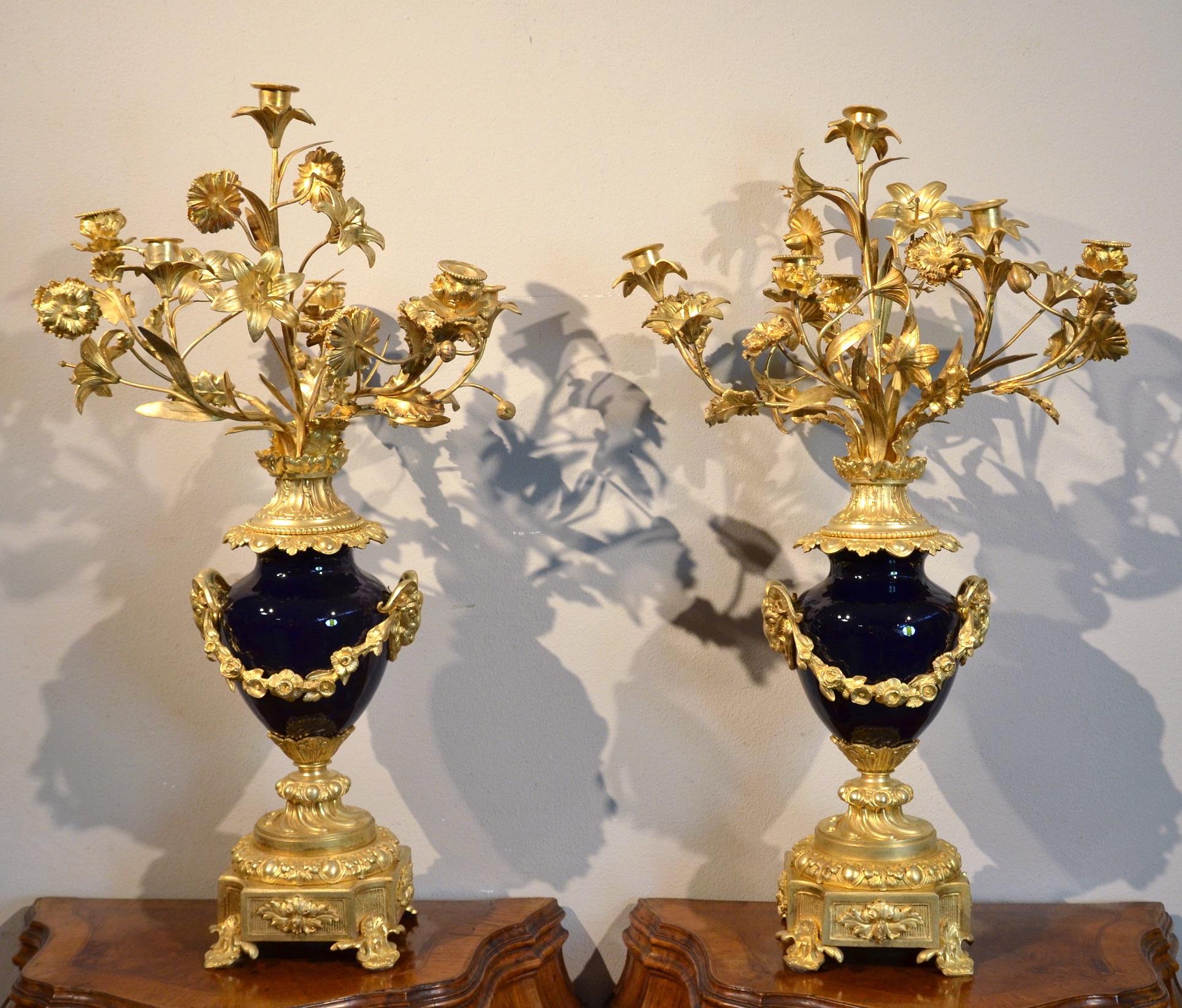Candélabre Louis XVI en or et bronze doré en porcelaine de Svres bleue, France, XIXe siècle - Baroque Sculpture par France, 19e siècle