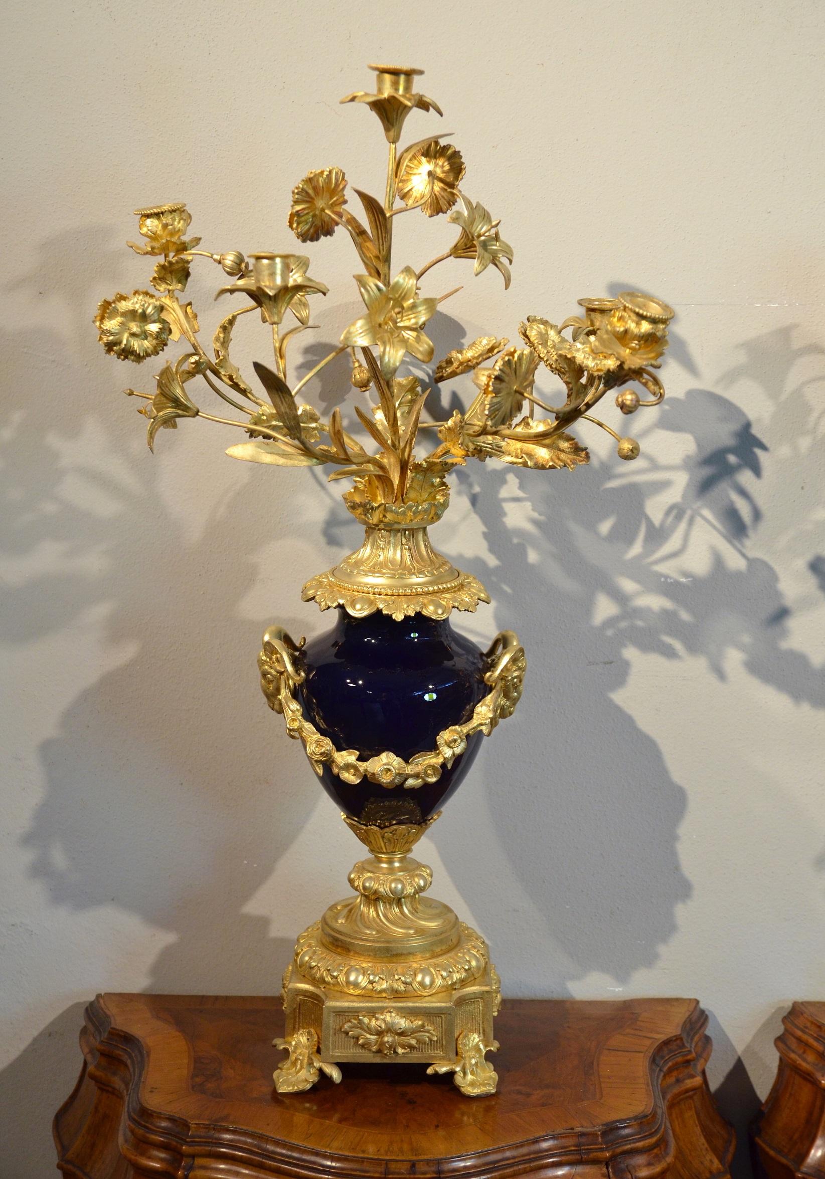 Paire d'élégants candélabres de style Louis XVI à six bras avec branches fleuries

France, 19ème siècle
Bronze doré et porcelaine bleue
Dimensions : h. 77 cm

Paire de magnifiques chandeliers en bronze doré et porcelaine bleue, modelés en forme de