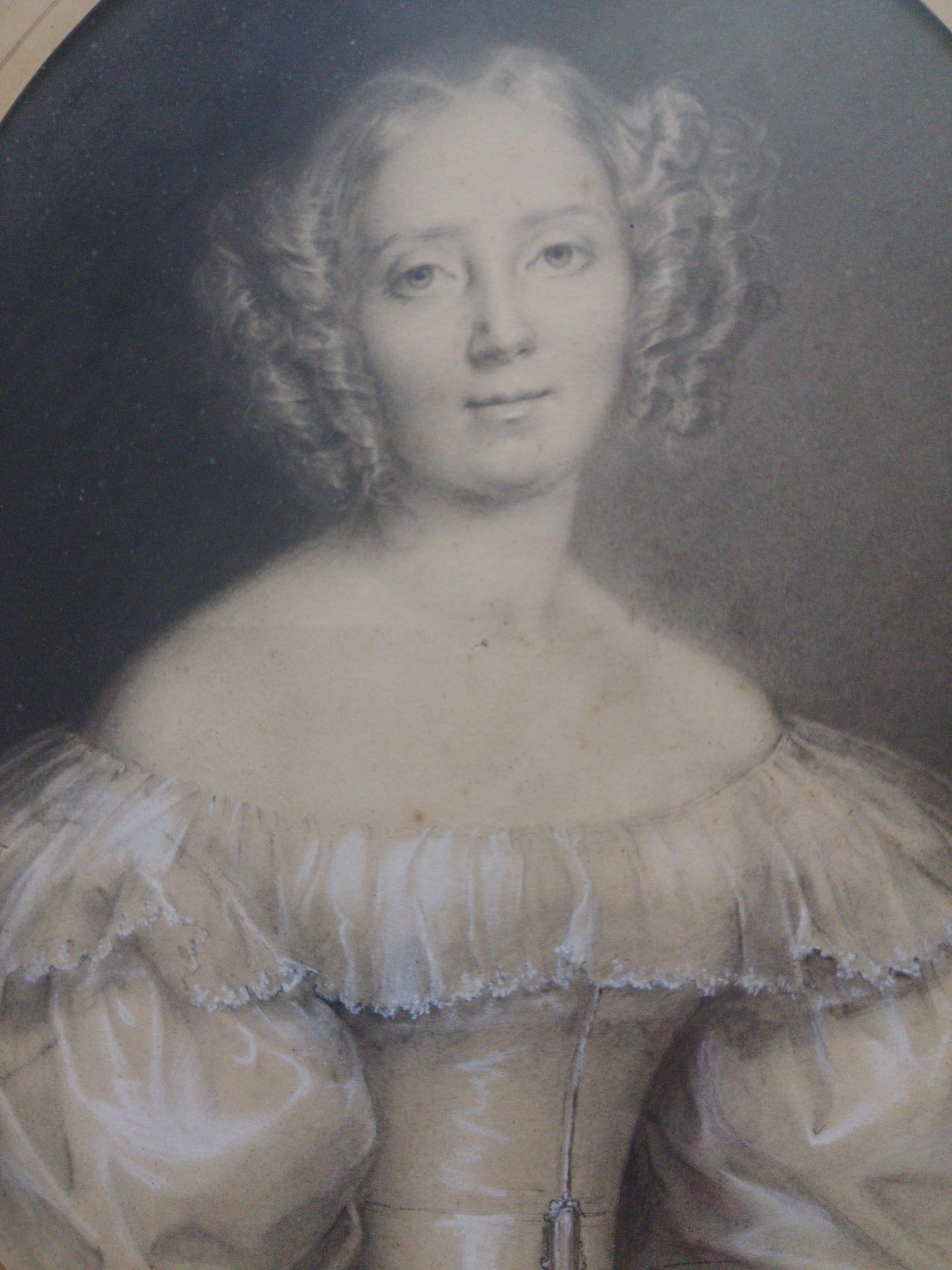 Ein verblüffendes Porträt einer gesellschaftlichen Schönheit von Adele Grasset (aktiv ca. 1830-1850). Mit offenem Gesicht und leicht lächelnden Lippen trägt sie ein typisches Kleid aus der Zeit der Romantik. Die in Graphit gezeichnete und mit Weiß