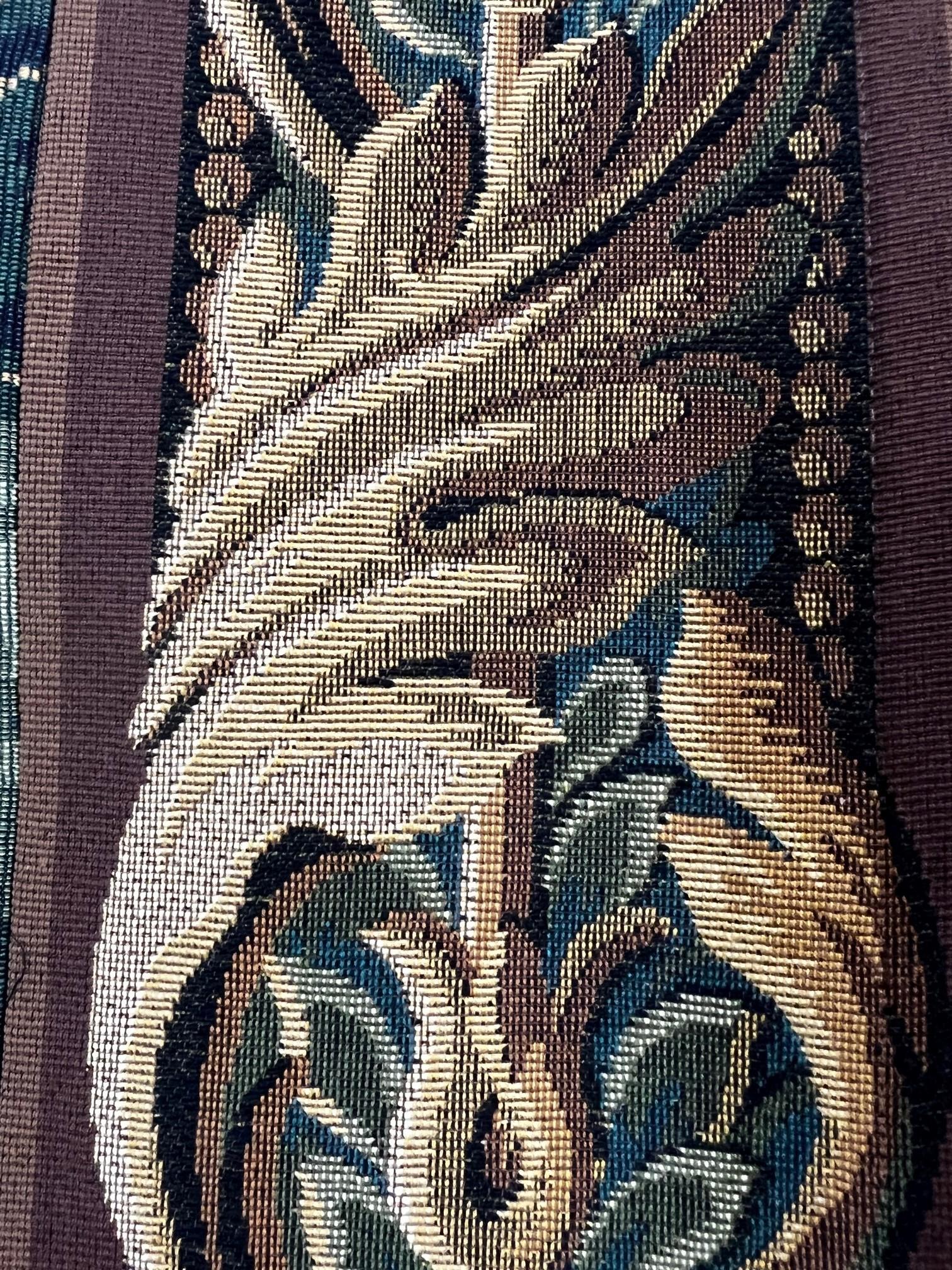 Nel 1619 gli arazzieri fiamminghi includevano spesso paesaggi con alberi e fiumi e spesso includevano elementi architettonici come il castello sullo sfondo di questa scena.

Questo arazzo è di produzione francese,  Tessuto jacquard con punto a