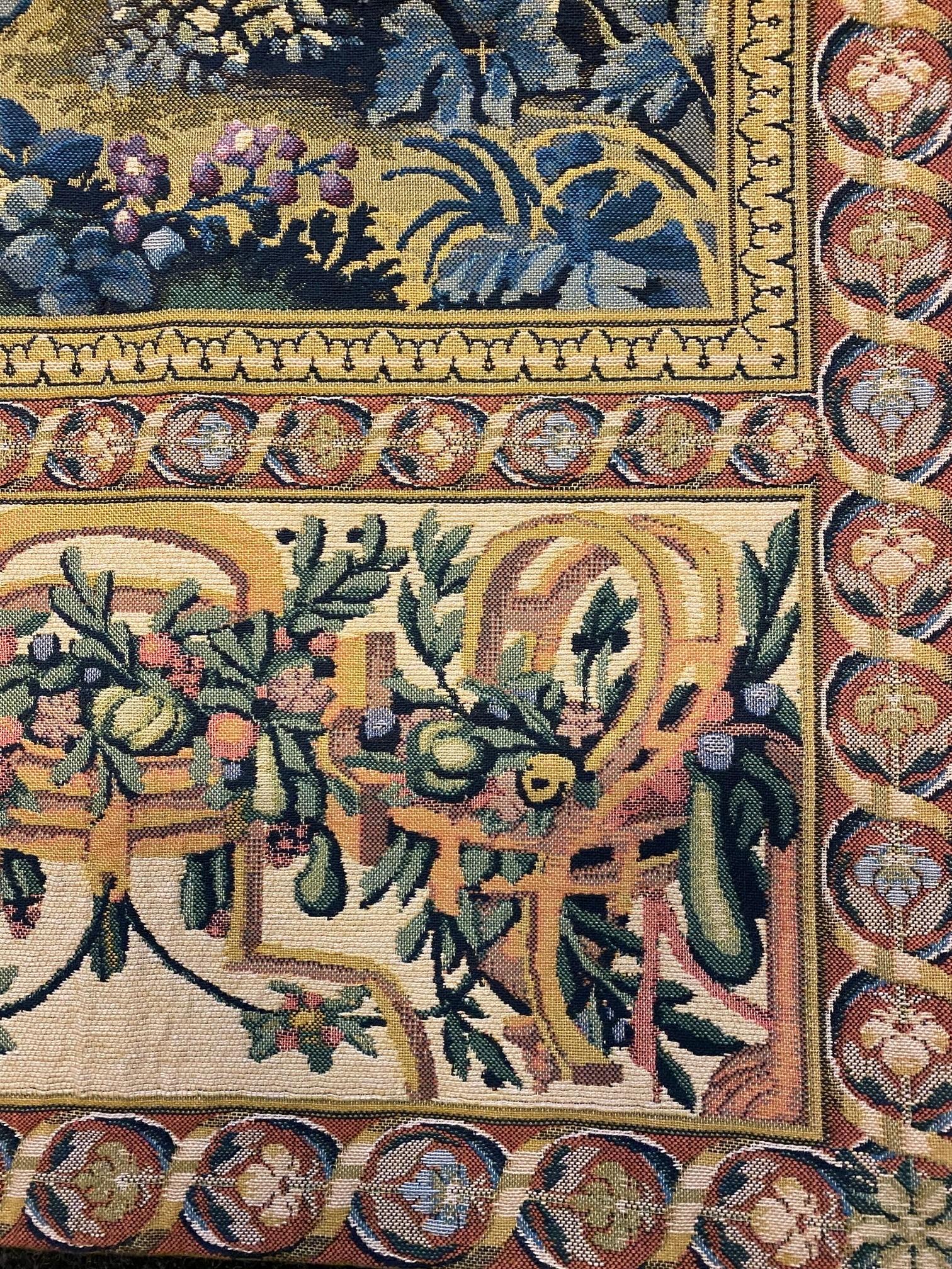 Ispirato ai paesaggi arcadici.  Di produzione belga,  tessuto jacquard con punto a rilievo. Completamente foderato con tasca per appendere.
Cotone e rayon.
Le misure sono approssimative.
