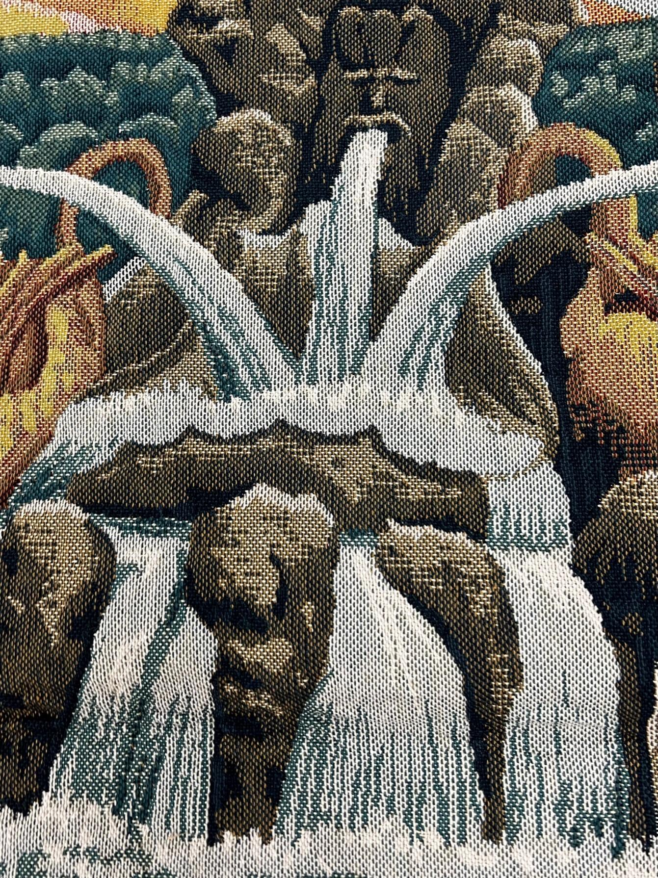 Questo è l'ultimo disponibile!

I paesaggi con alberi, uccelli e fiumi erano soggetti popolari per gli arazzi e spesso includevano elementi architettonici e sculture. 
 Tessuto jacquard con punto a rilievo. È completamente foderato e ha una tasca