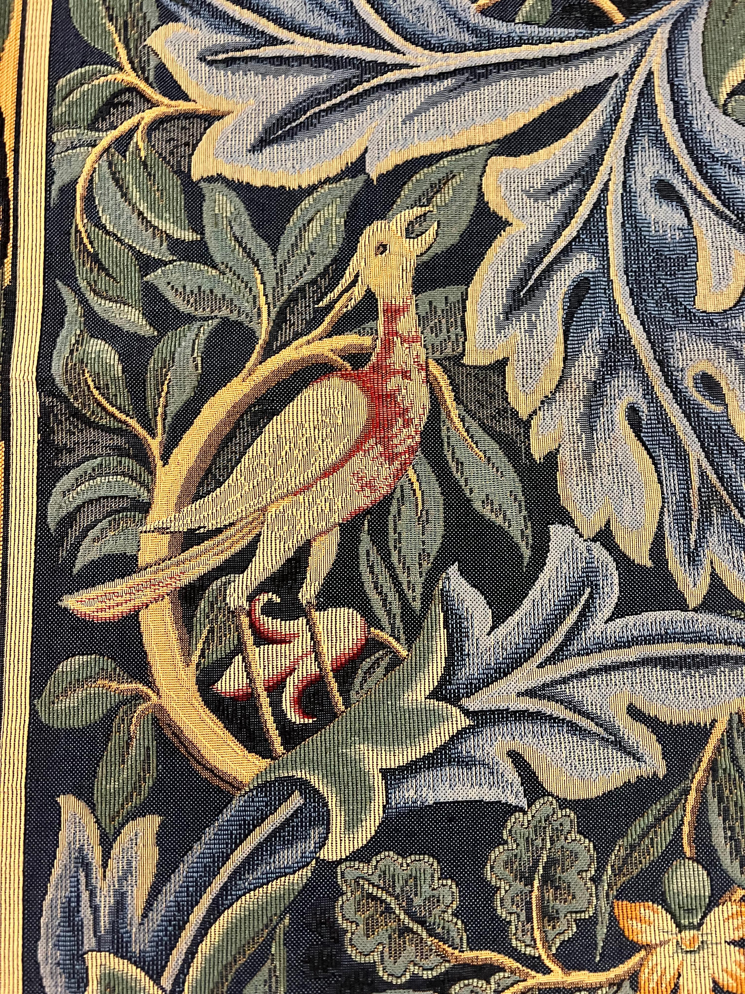 Dieser Wandteppich basiert auf einem Entwurf von William Morris (1834-1896). Er war maßgeblich an der Wiederbelebung der dekorativen Künste am Ende des 19. 

Dieser Wandteppich ist aus Frankreich,  Jacquard gewebt mit Reliefstich. Es ist vollständig