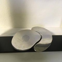 Combinaison de Giacomo Benevelli - Sculpture abstraite de 1980 en aluminium coulé poli