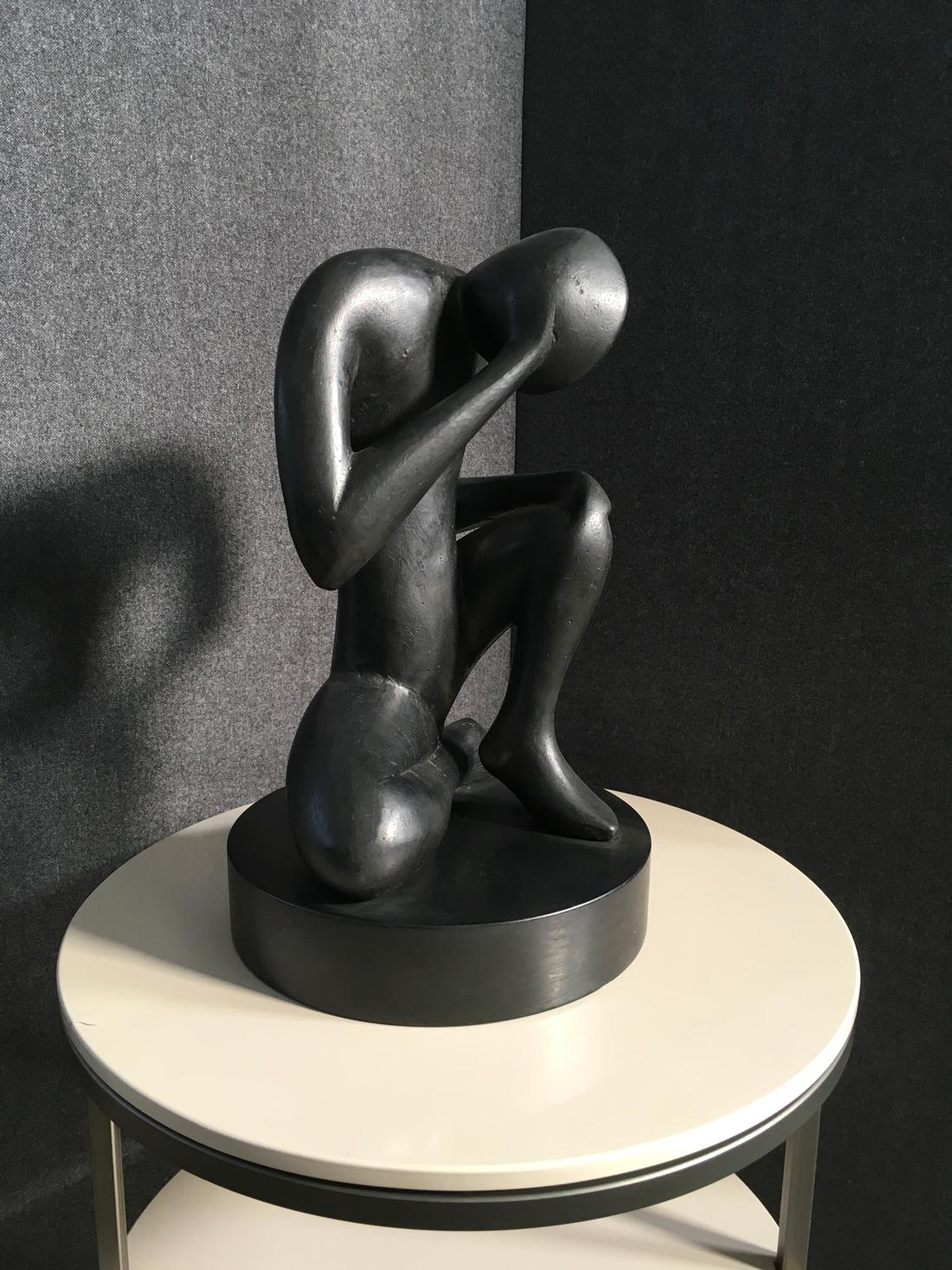 Se trata de una intensa escultura abstracta de bronce y fue creada por el artista italiano Andrea Picini.
En  las obras de arte están hechas a mano por  la técnica del bronce a la cera perdida y tiene un color negro  de madera  sótano. El título es