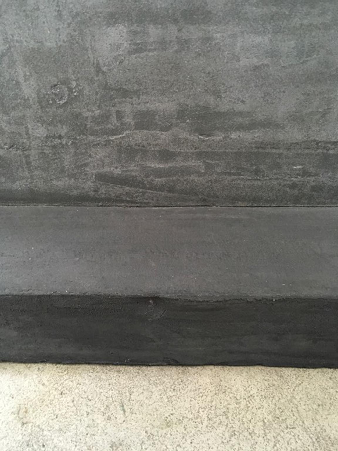 Stele mit Kugel Italien 2000 Polyester Grauer farbiger Mortar mit Chromkugel im Angebot 3