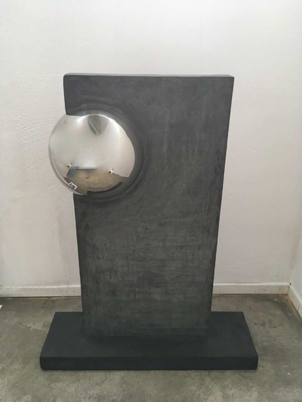 Stele mit Kugel Italien 2000 Polyester Grauer farbiger Mortar mit Chromkugel – Sculpture von Antonio De Martino