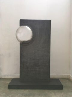 Estela con esfera Italia 2000 Mortero de color gris poliéster con esfera cromada