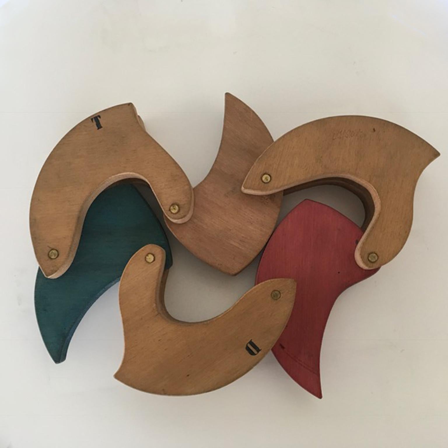 Cette sculpture est une pièce unique, il n'en existe pas d'autre, et elle a été réalisée en 1980 par l'artiste italien bien connu Bruno Chersicla. 
Il s'agit d'une sculpture cinétique abstraite. La plupart des œuvres d'art de Chersicla sont