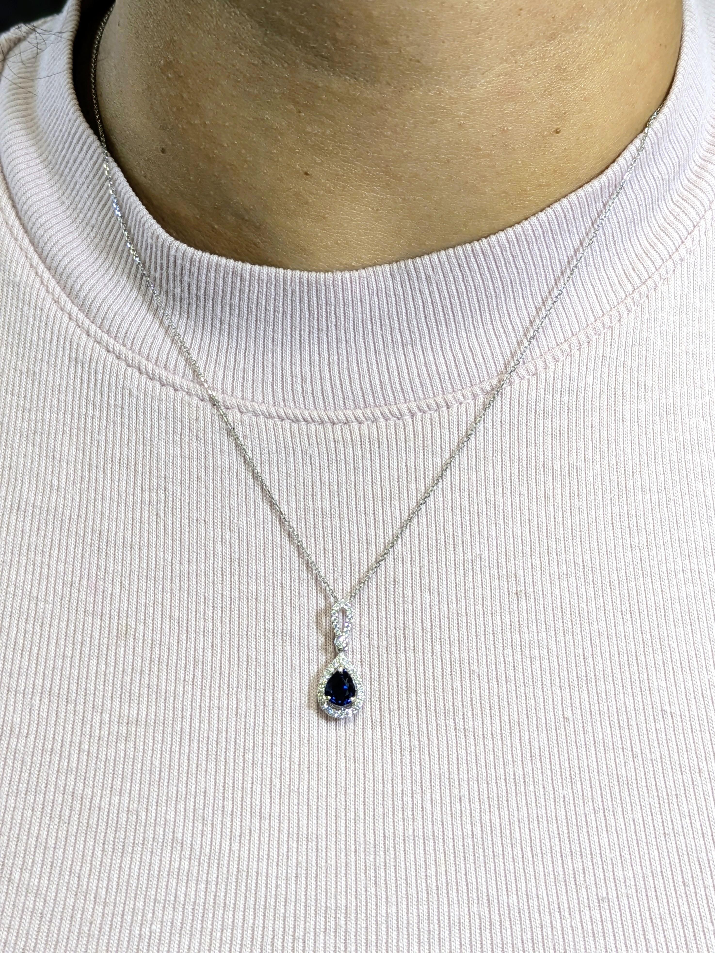 Ce magnifique pendentif est orné d'un saphir bleu de Ceylan AA de 0,87ct en forme de poire, prisé pour sa couleur vive et sa brillance. Entouré de 32 diamants étincelants (0,22cttw) et serti dans de l'or 14k, il s'agit d'une pièce intemporelle qui