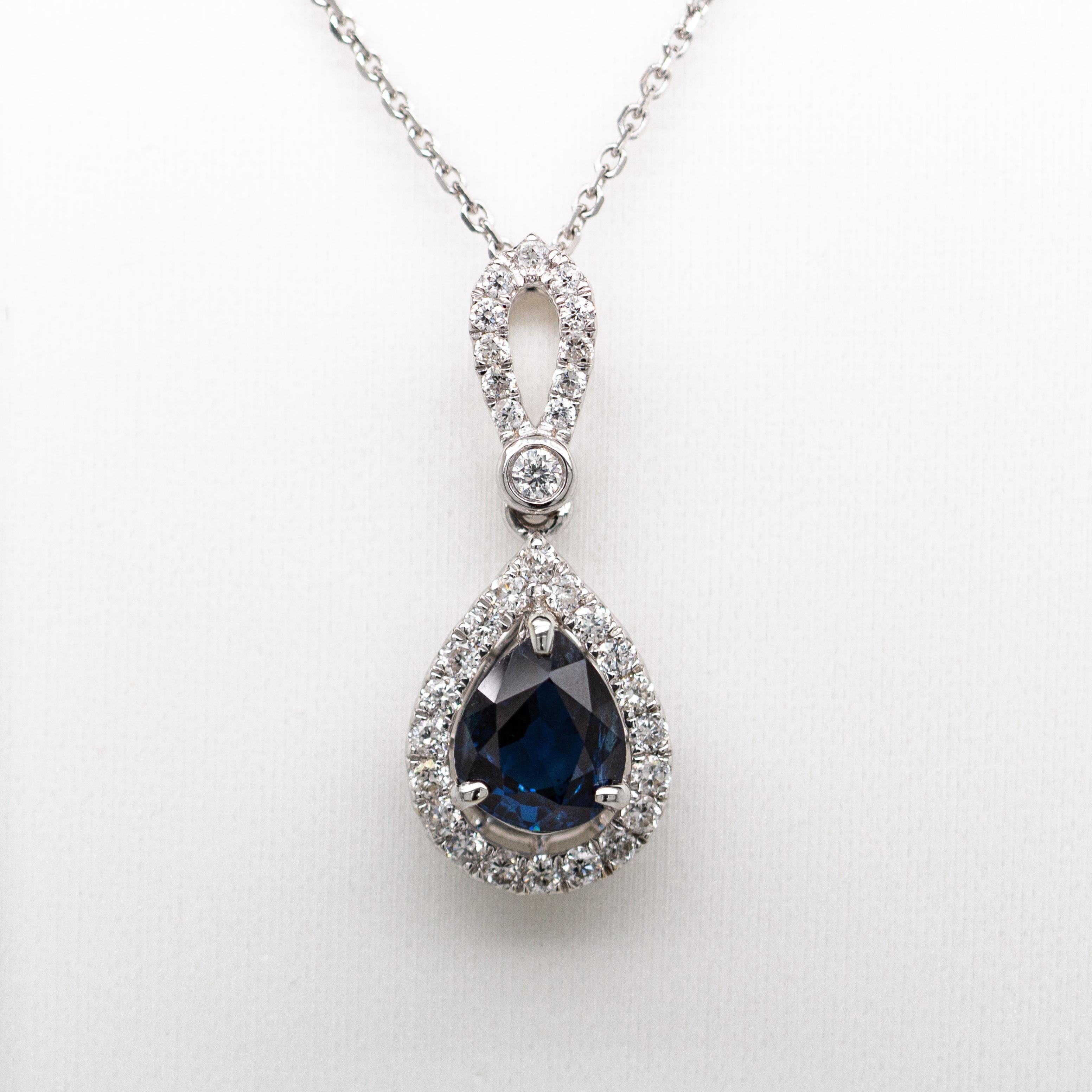 Moderne Pendentif en saphir bleu de Ceylan AA avec diamants naturels : Or blanc massif 14K en vente
