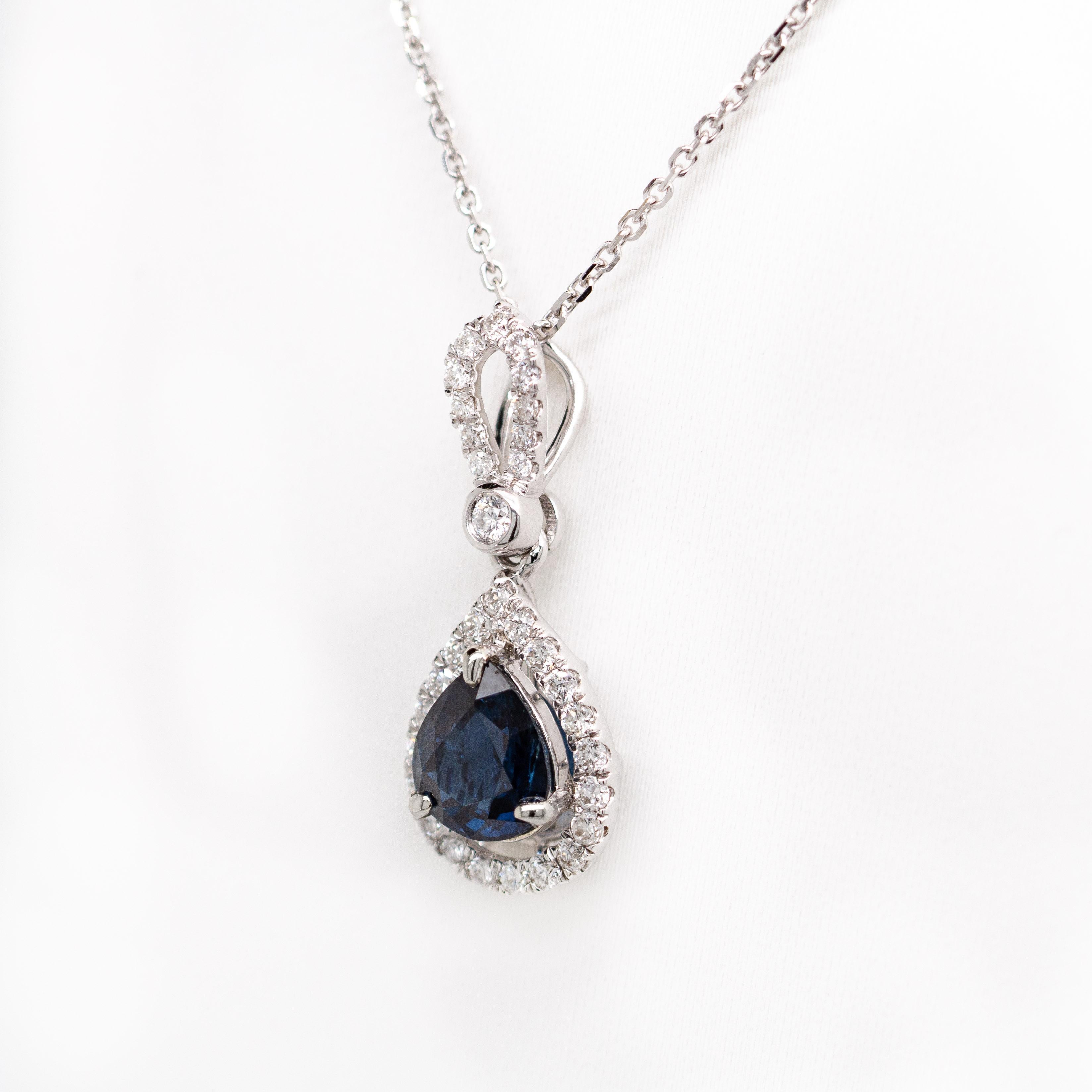 Taille poire Pendentif en saphir bleu de Ceylan AA avec diamants naturels : Or blanc massif 14K en vente